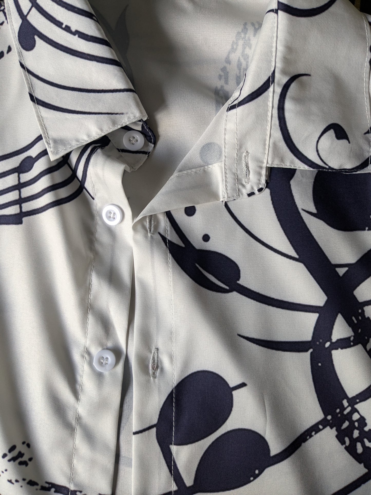 Camisa de poliéster. Notas musicales azules blancos impresión. Talla M.