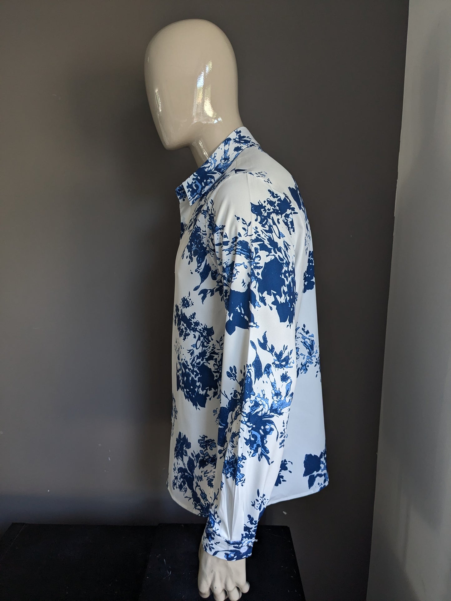 Polyester overhemd. Blauw witte print. Maat L.