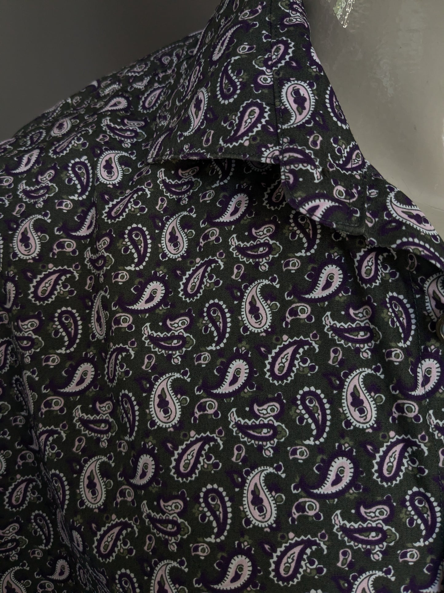 Camicia del settore blu. Stampa rosa grigio viola. Taglia 44 / XL.