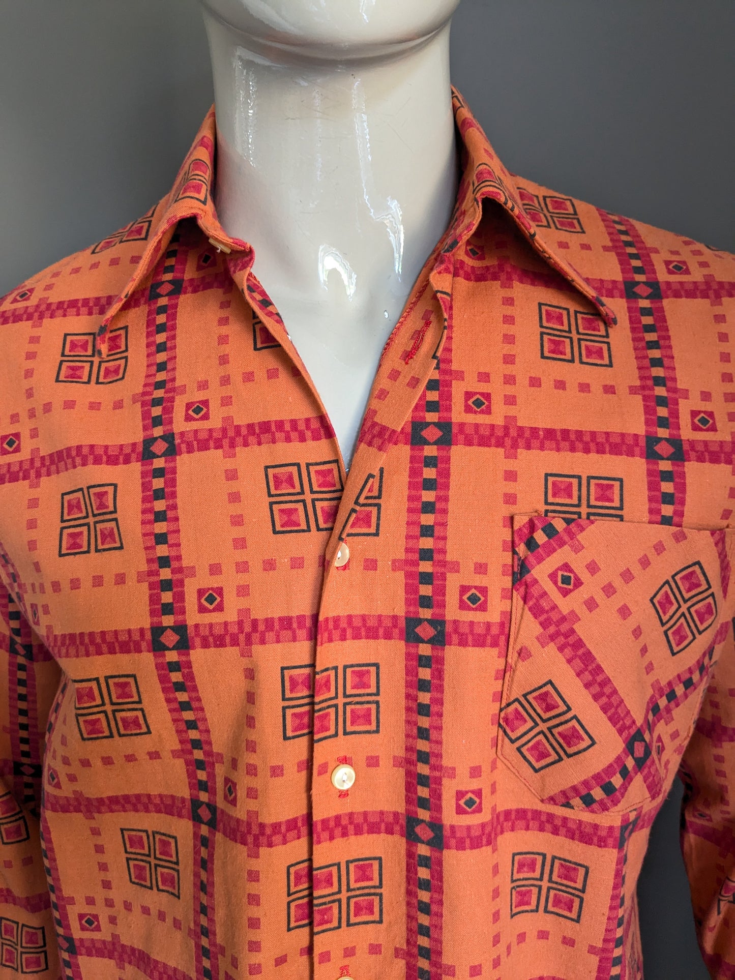 Camisa de los 70 vintage con cuello puntual. Estampado negro rojo naranja. Talla L.