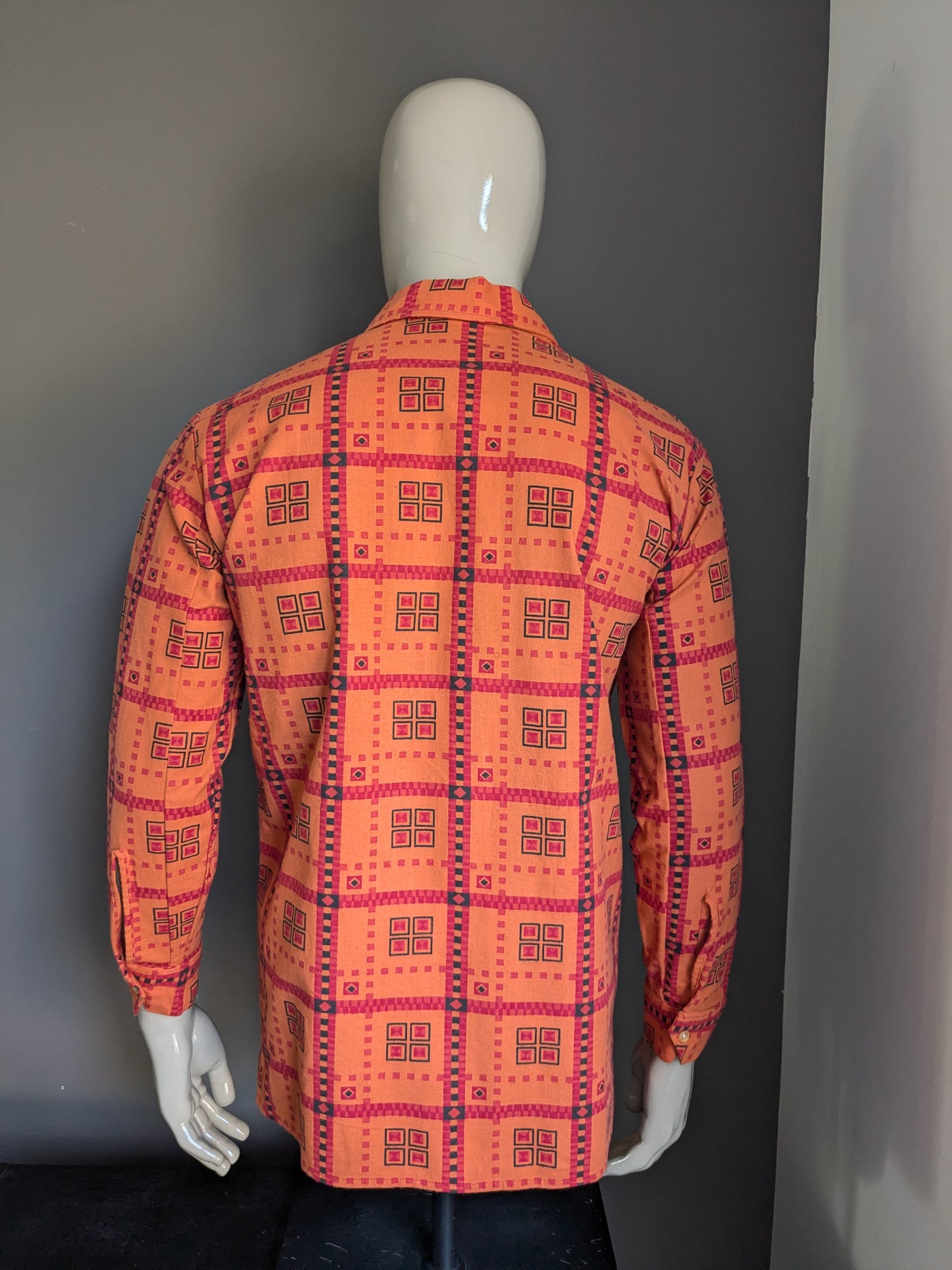 Camisa de los 70 vintage con cuello puntual. Estampado negro rojo naranja. Talla L.