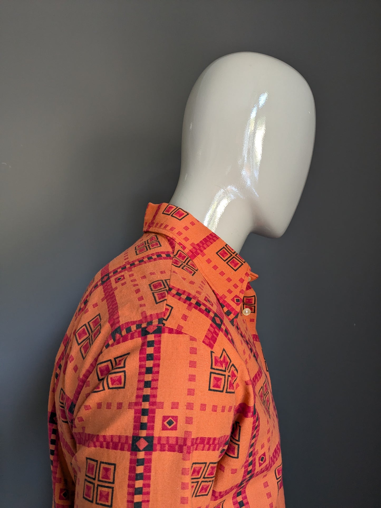 Camisa de los 70 vintage con cuello puntual. Estampado negro rojo naranja. Talla L.