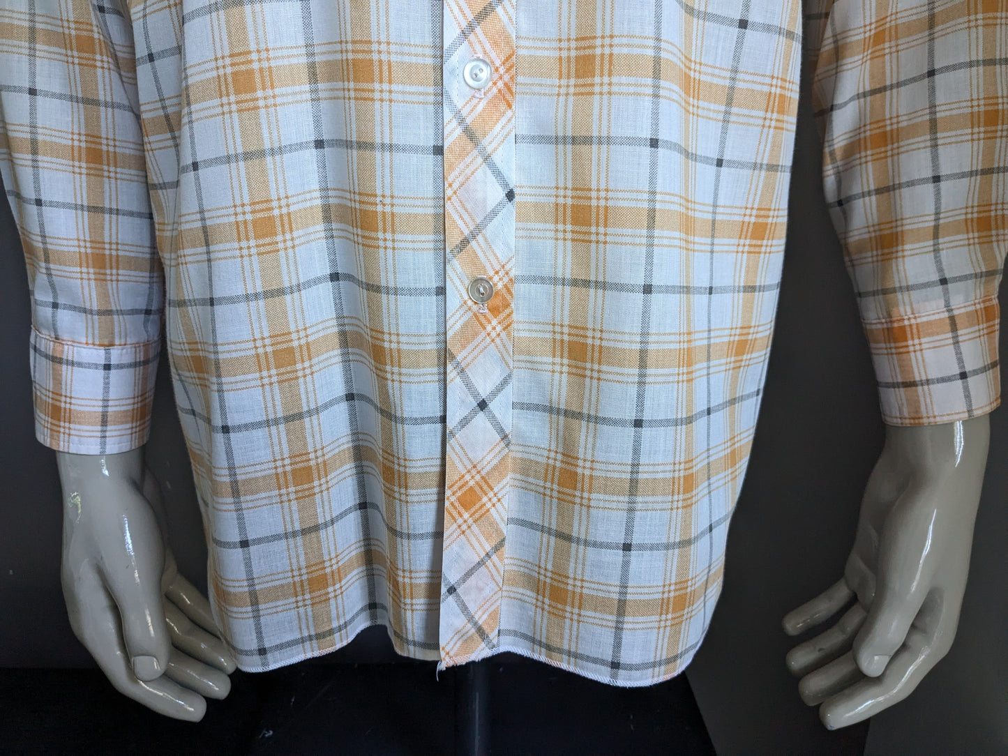 Vintage exclusiv r 70's shirt with point collar. Orange white black checked. Size XL.