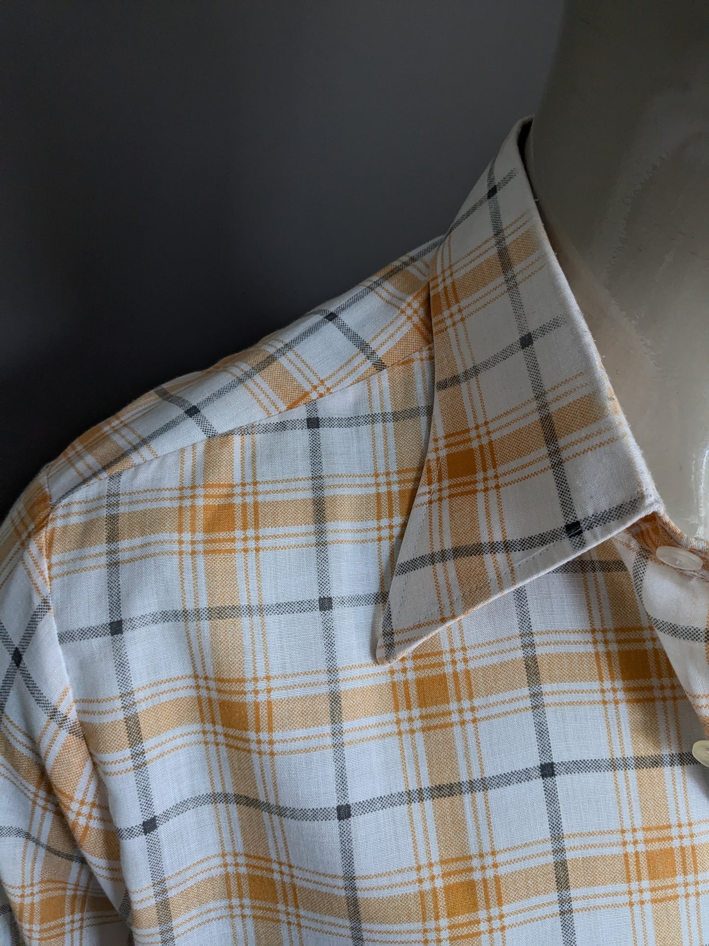 Vintage exclusiv r 70's shirt with point collar. Orange white black checked. Size XL.