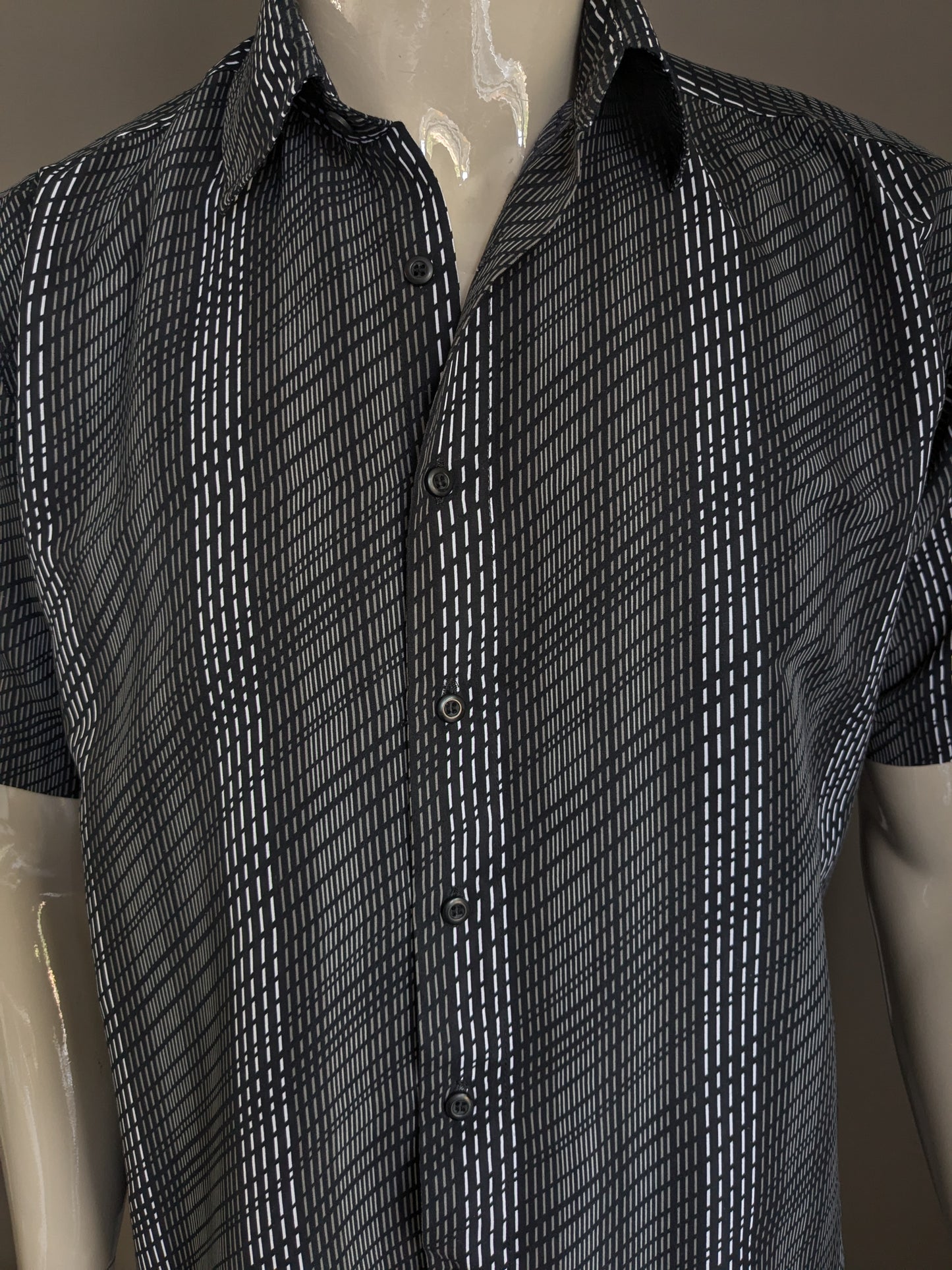 Camicia premio con manica corta. Stampa in bianco e nero. Taglia L.