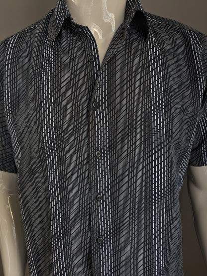 Chemise de récompense avec manches courtes. Impression en noir et blanc. Taille L.