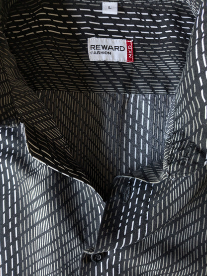 Reward shirt with short sleeve. Black and white print. Size L.