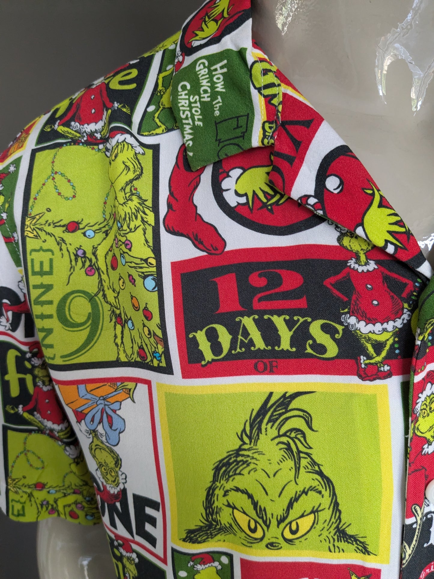 Dr. original SEUSS '' The Grinch '' camisa manga corta. Impresión roja verde. Talla L.