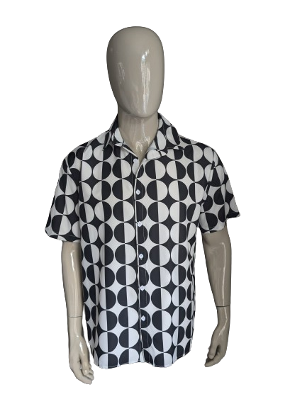 Short sleeve shirt. Black and white circle motif. Size XL.