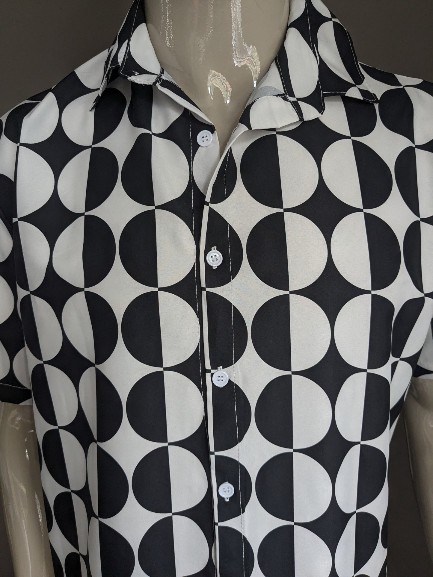 Short sleeve shirt. Black and white circle motif. Size XL.