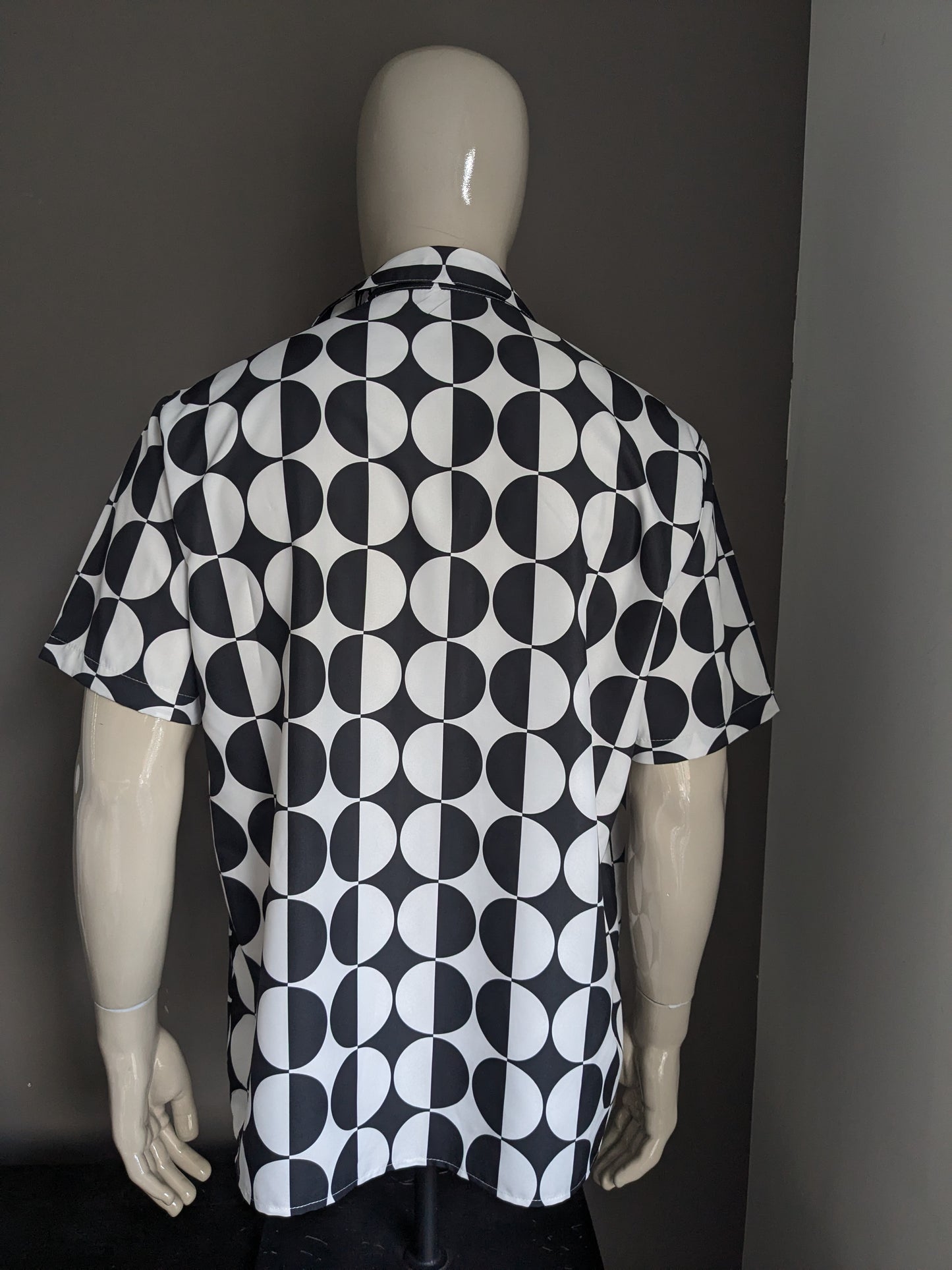 Short sleeve shirt. Black and white circle motif. Size XL.