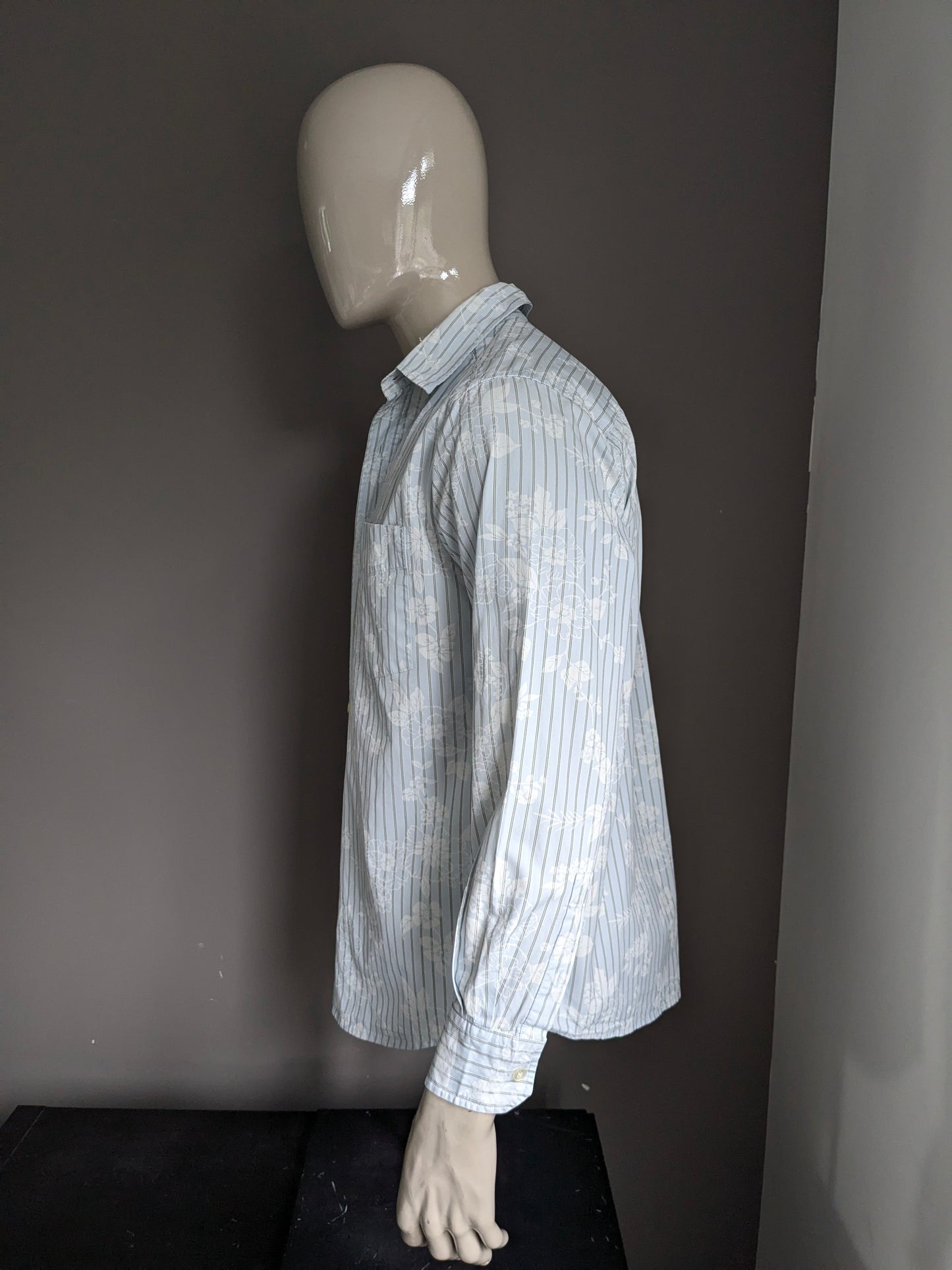 Eddie Bauer shirt. Light blue flowers and stripe motif. Size M / L.