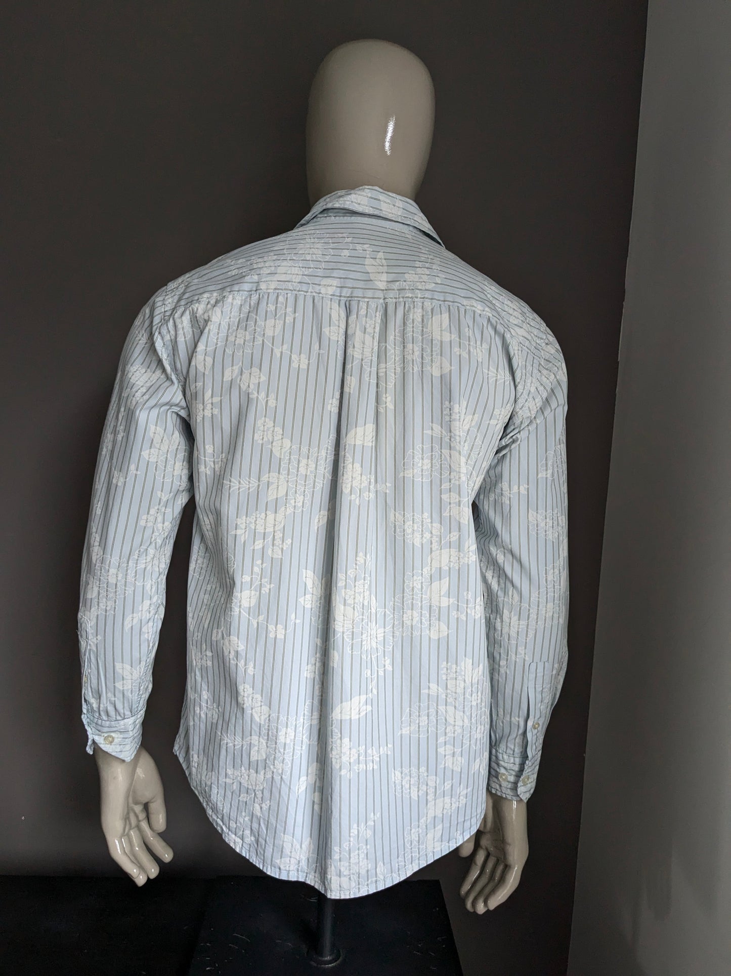 Eddie Bauer shirt. Light blue flowers and stripe motif. Size M / L.