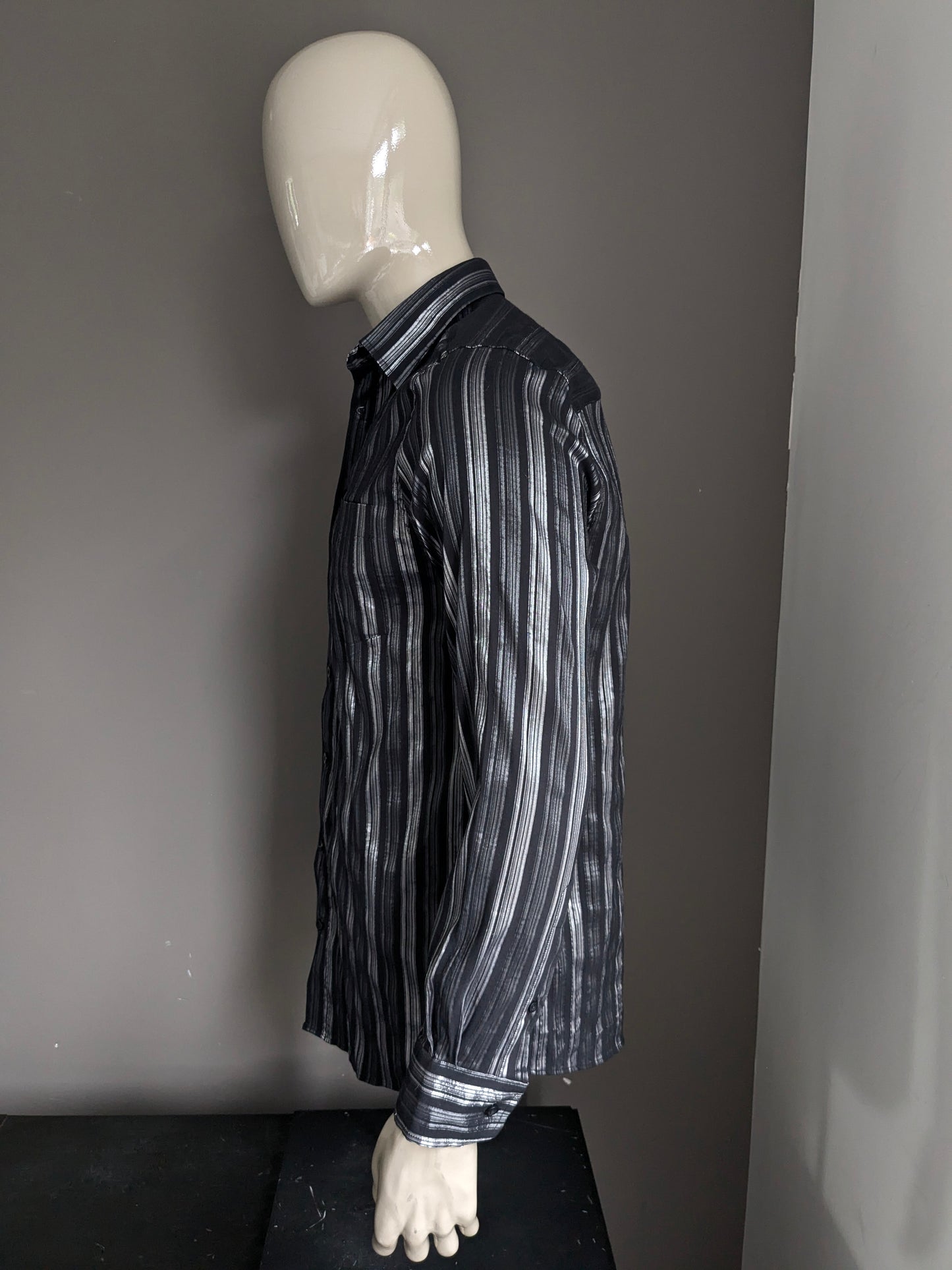 Vintage Roger a une chemise. Rayé noir / argent. Taille L.