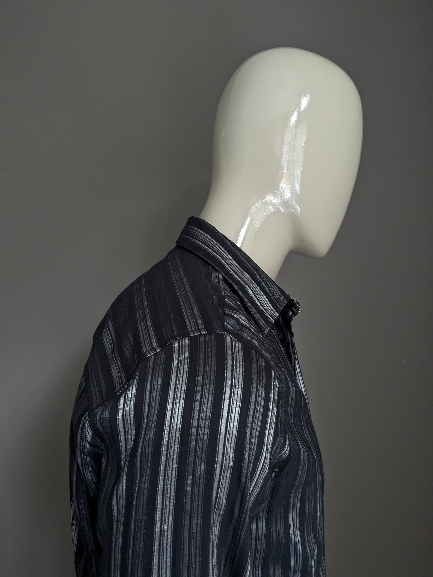 Vintage Roger a une chemise. Rayé noir / argent. Taille L.