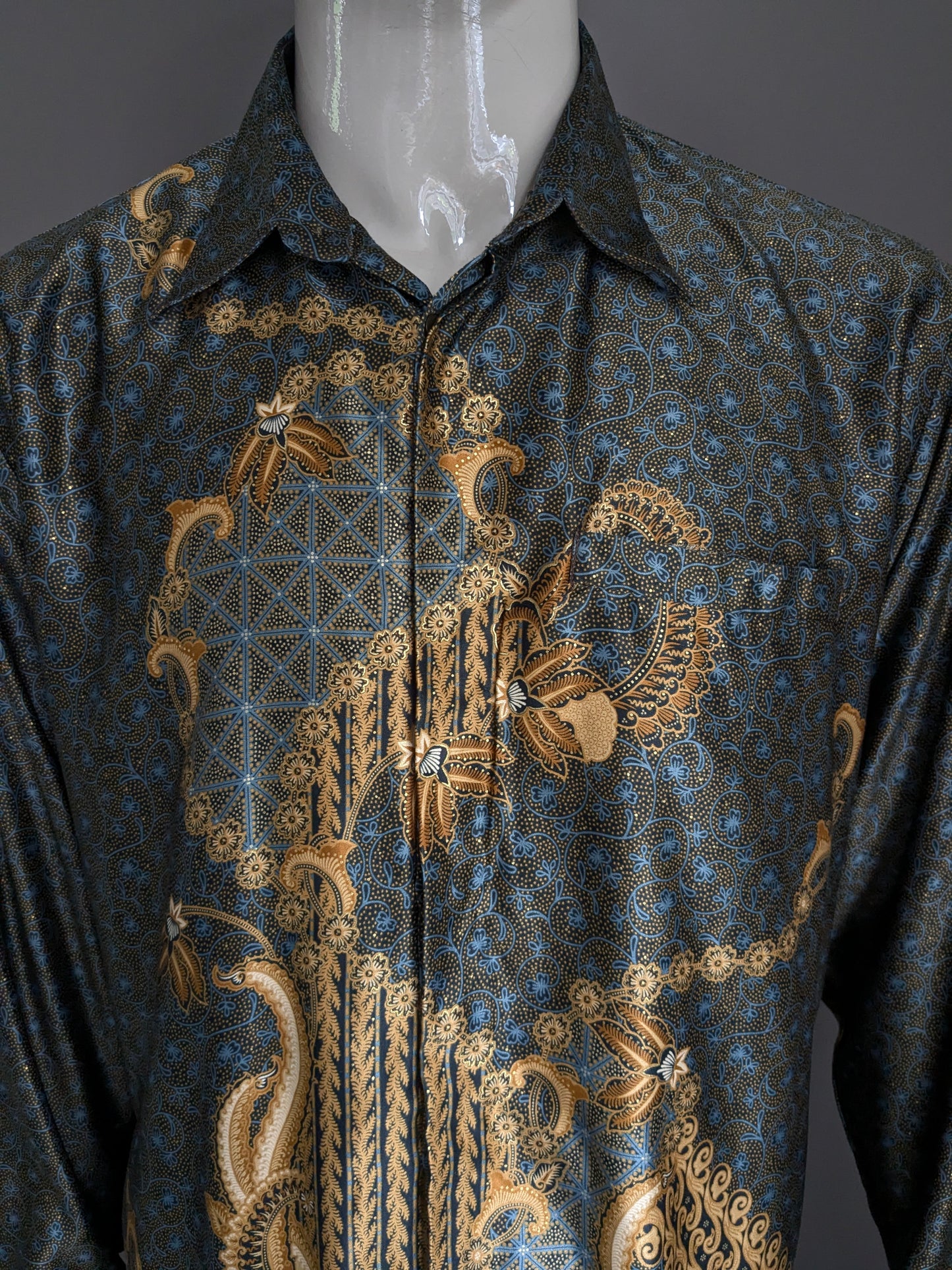 Camicia da regina busana batik. Leggermente foderato. Stampa blu nera oro -colore. Taglia XL.