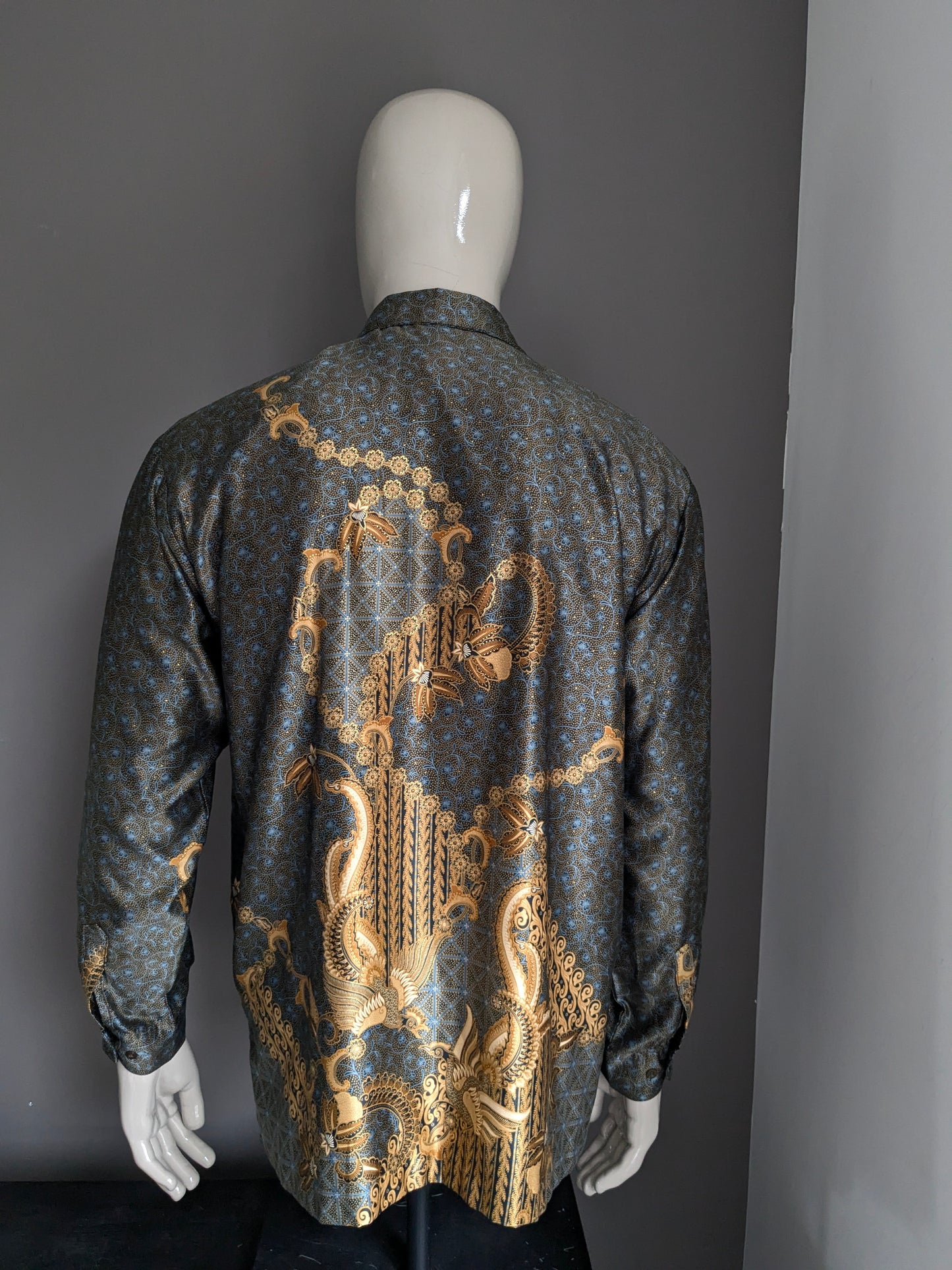 Camicia da regina busana batik. Leggermente foderato. Stampa blu nera oro -colore. Taglia XL.