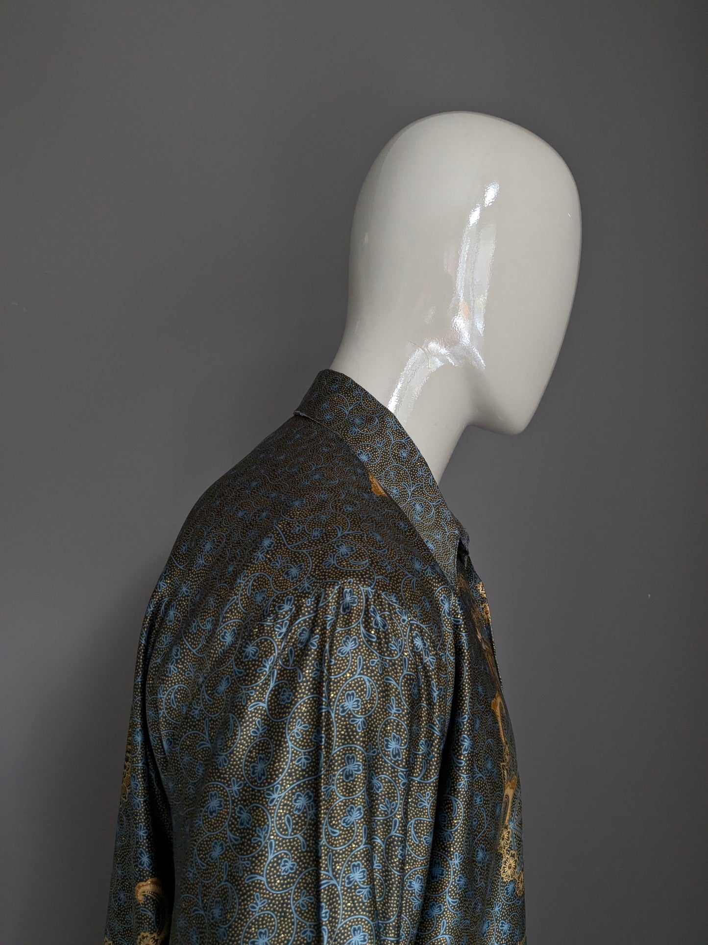 Queen Busana Batik shirt. Lightly lined. Blue black gold -colored print. Size XL.