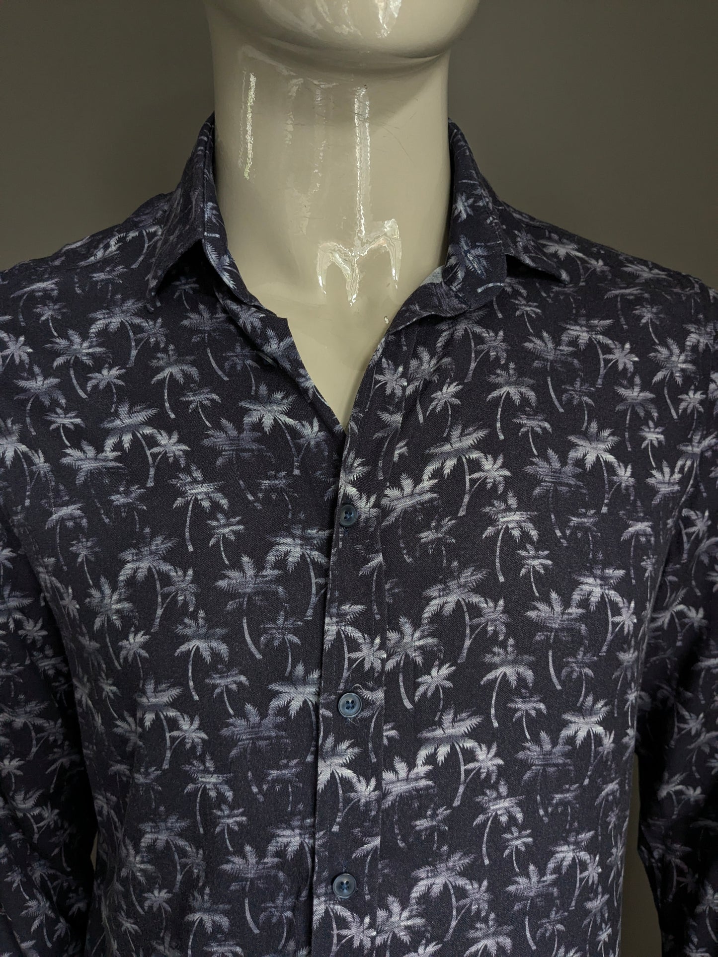 Haupted shirt. Blue white palm tree motif. Modern print. Size L.