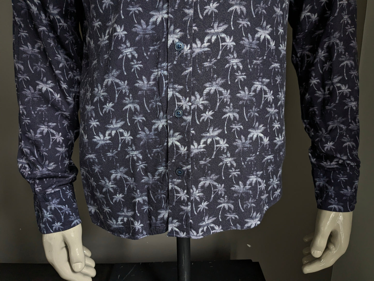 Haupted shirt. Blue white palm tree motif. Modern print. Size L.