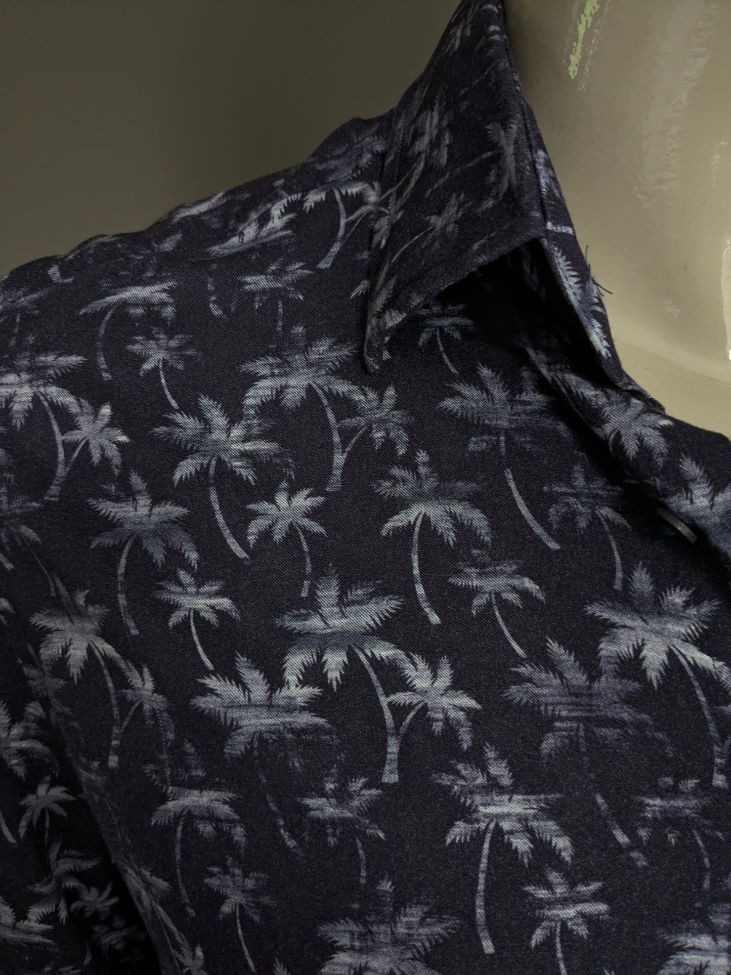 Haupted shirt. Blue white palm tree motif. Modern print. Size L.