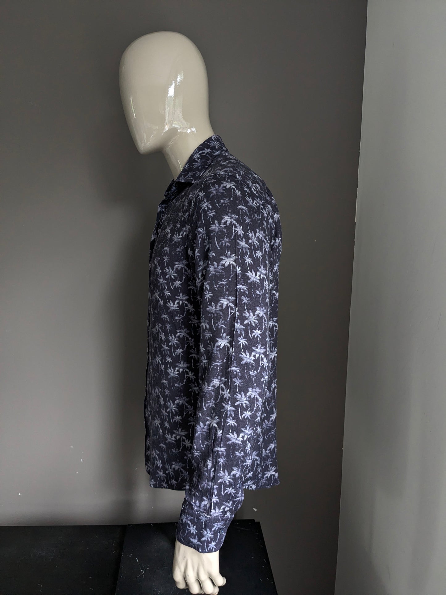 Chemise houptée. Motif de palmier blanc bleu. Impression moderne. Taille L.