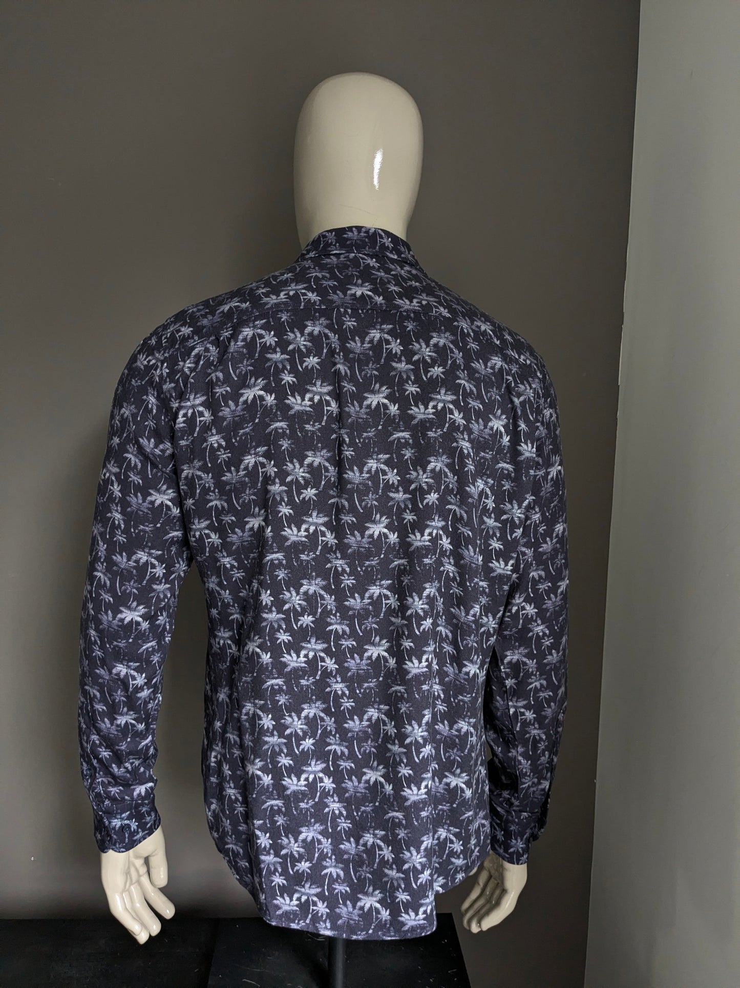 Chemise houptée. Motif de palmier blanc bleu. Impression moderne. Taille L.