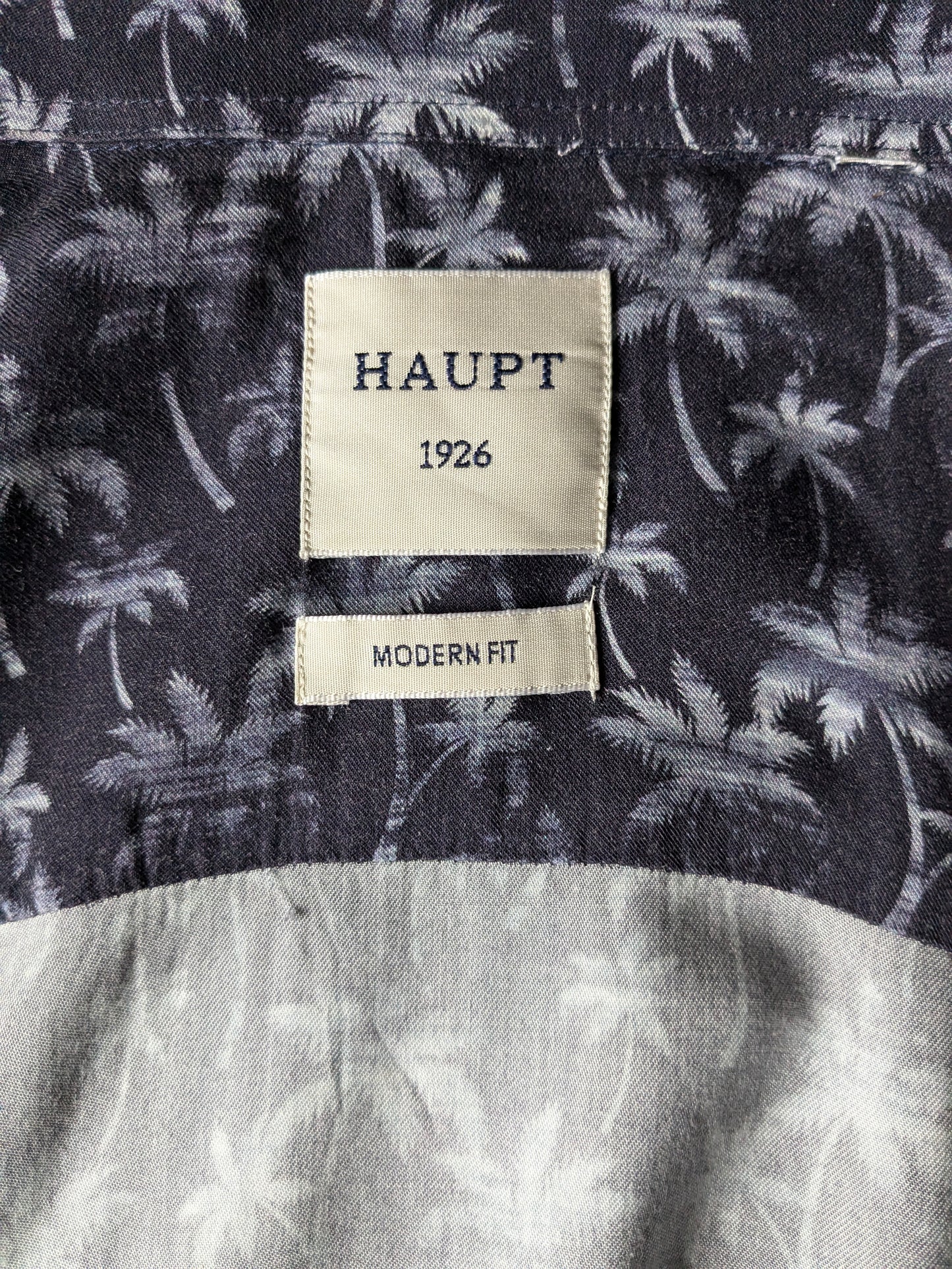 Chemise houptée. Motif de palmier blanc bleu. Impression moderne. Taille L.