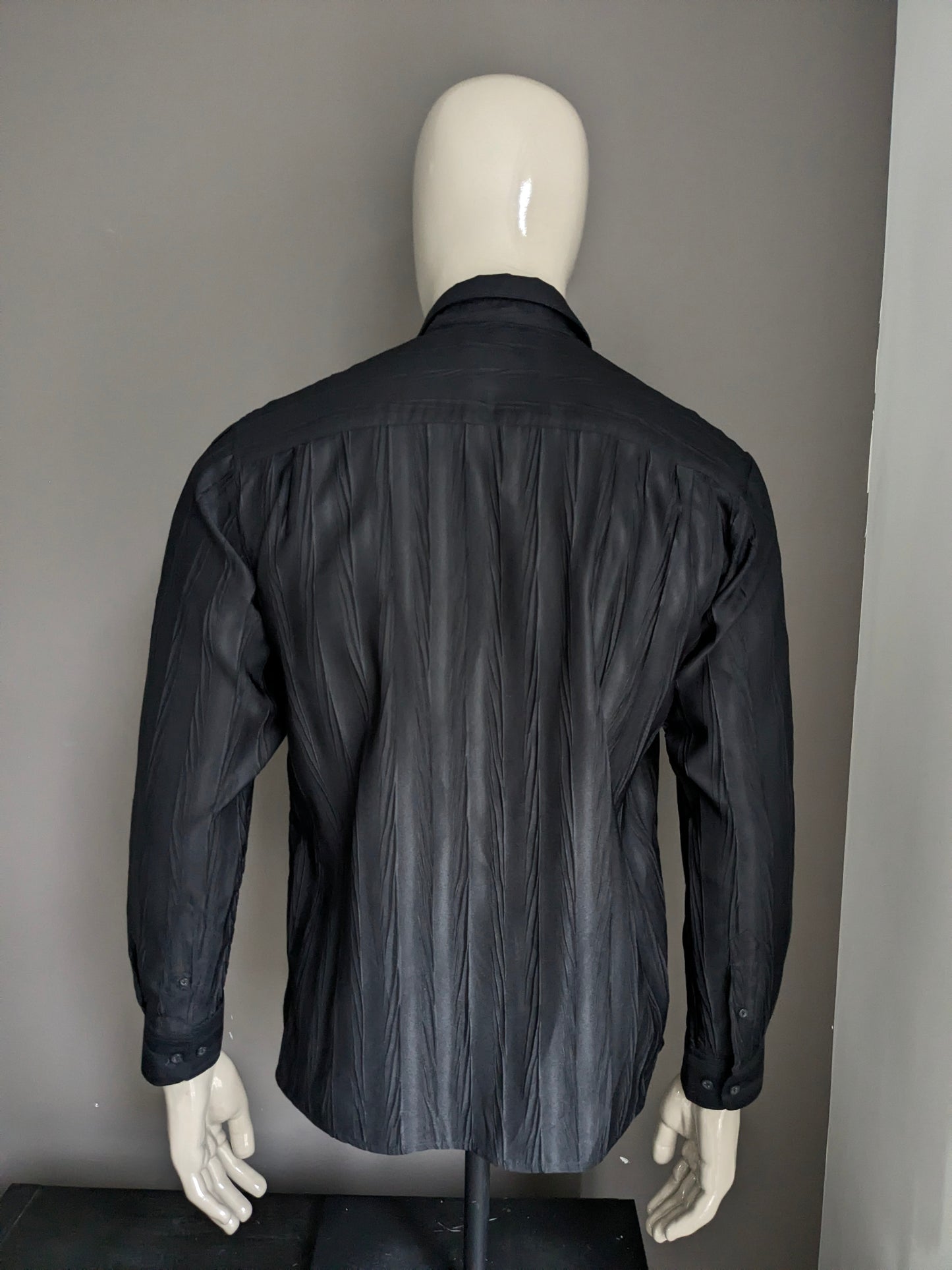 Vintage Angelo Litrico shirt. Black tangible motif. Size M.