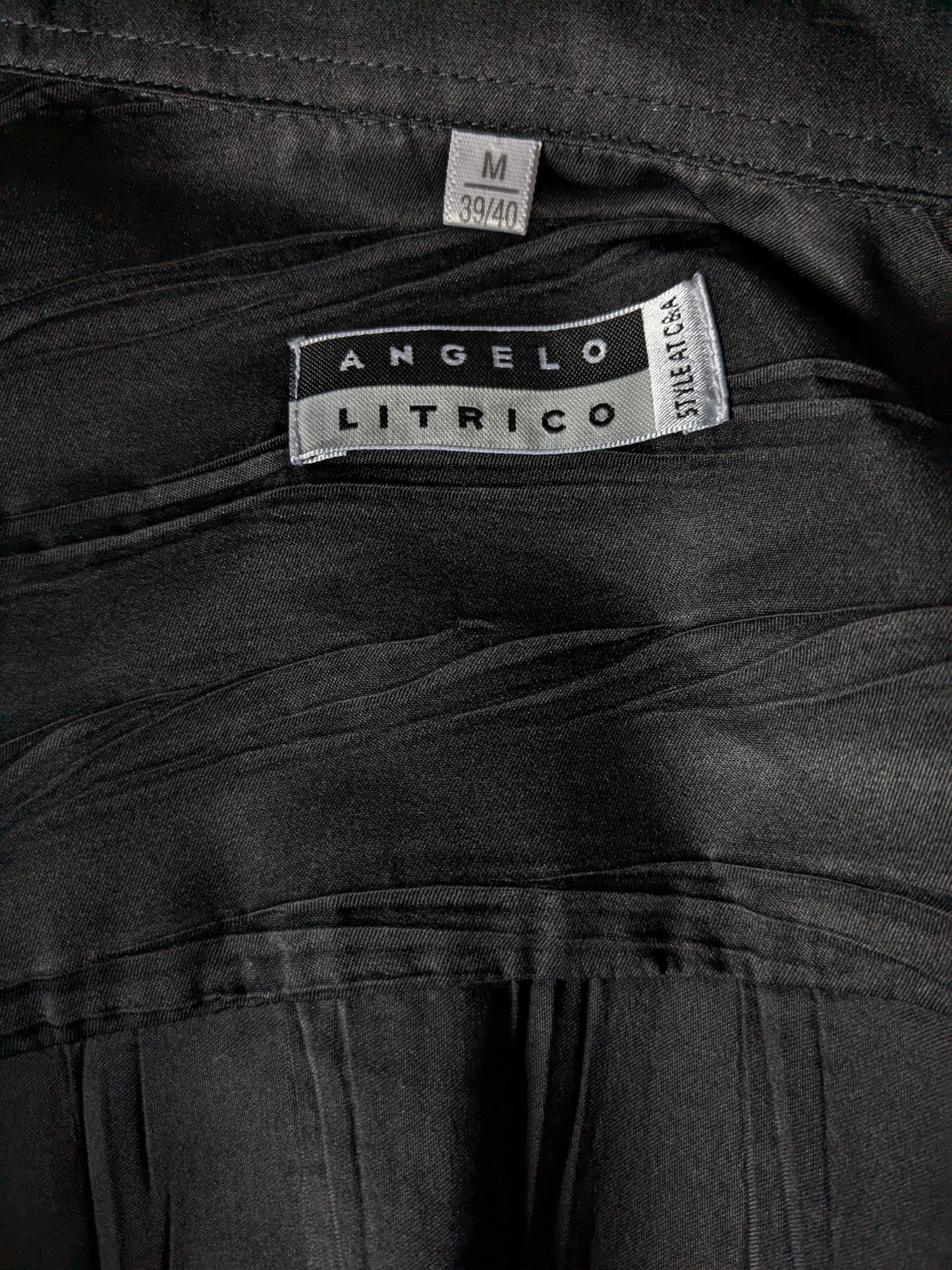 Vintage Angelo Litrico shirt. Black tangible motif. Size M.