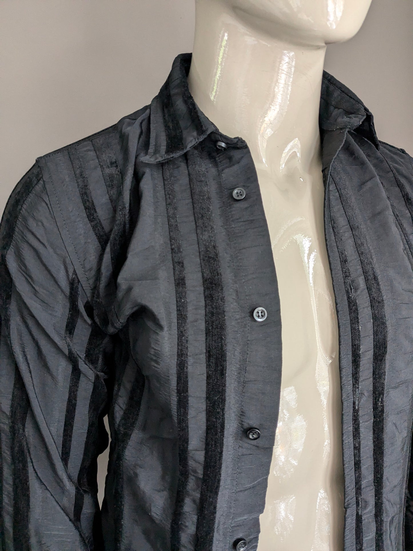 Camicia urbana kiabi. A strisce nera. Look velluto / velluto. Taglia S.