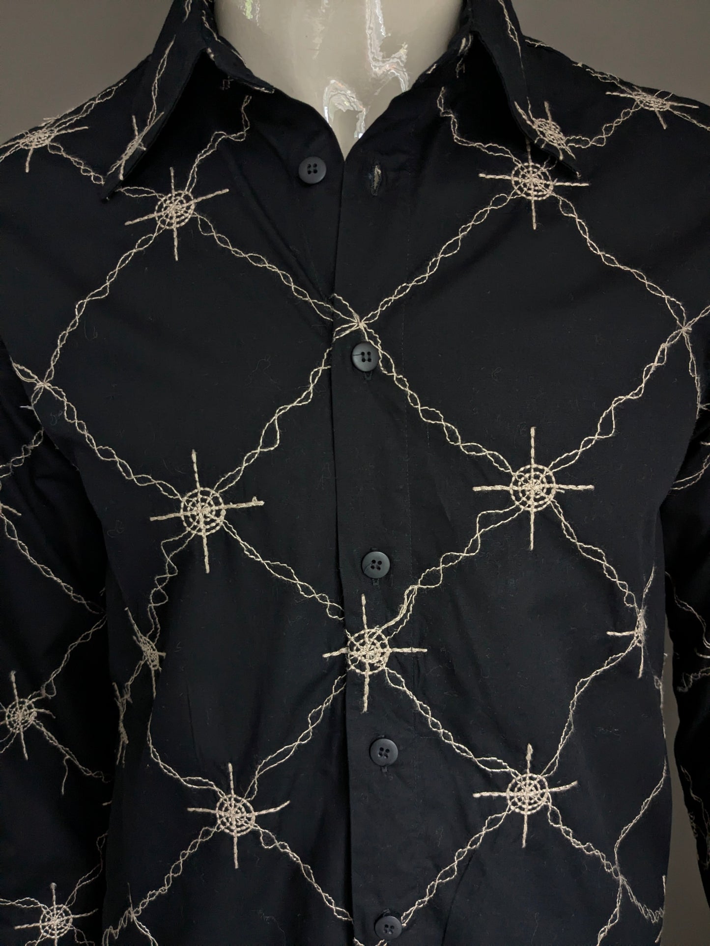 Camicia vintage Berto Lucci. Nero con applicazione ricamata. Taglia M / L.