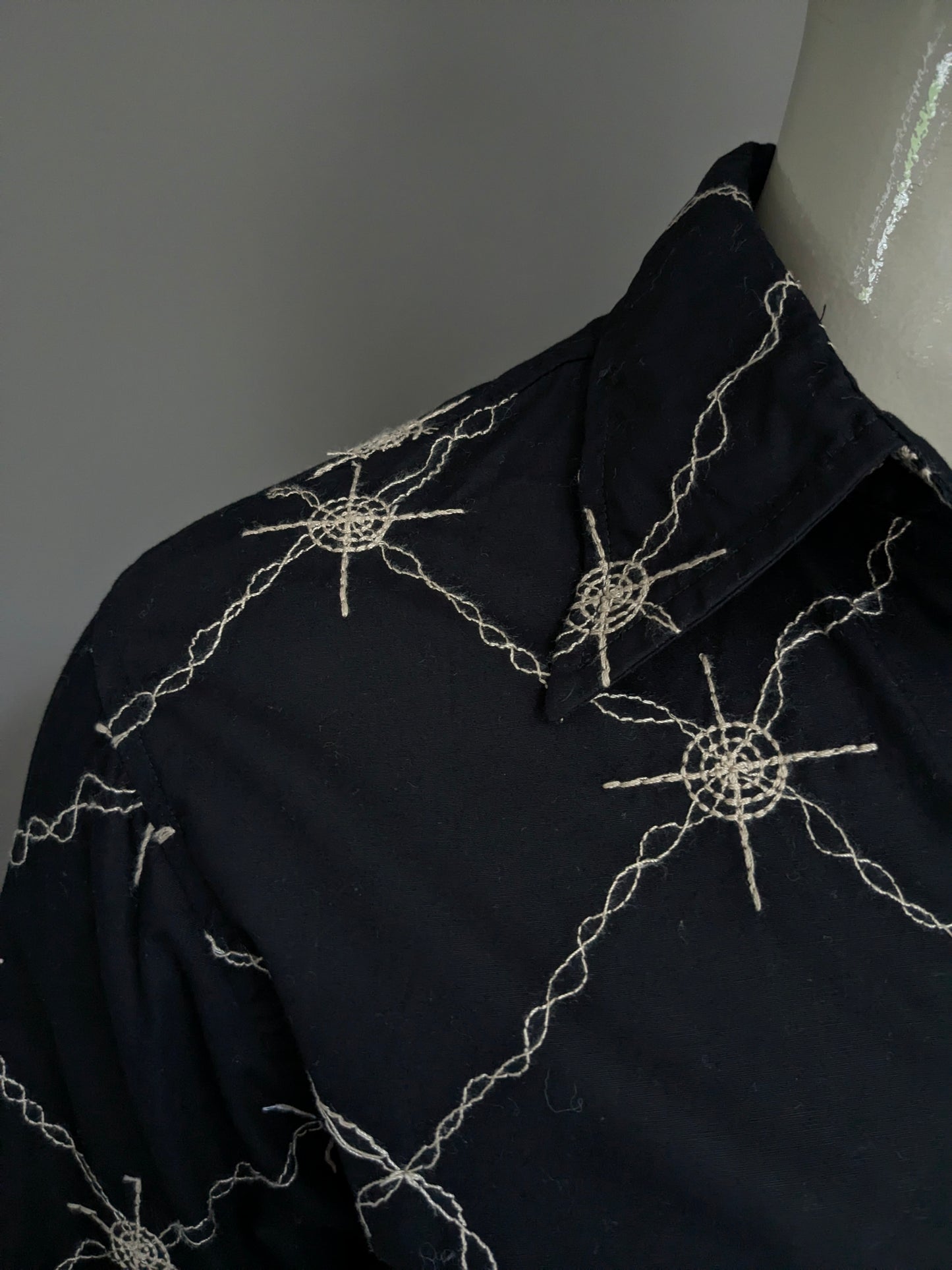 Vintage Berto Lucci shirt. Black with embroidered application. Size M / L.