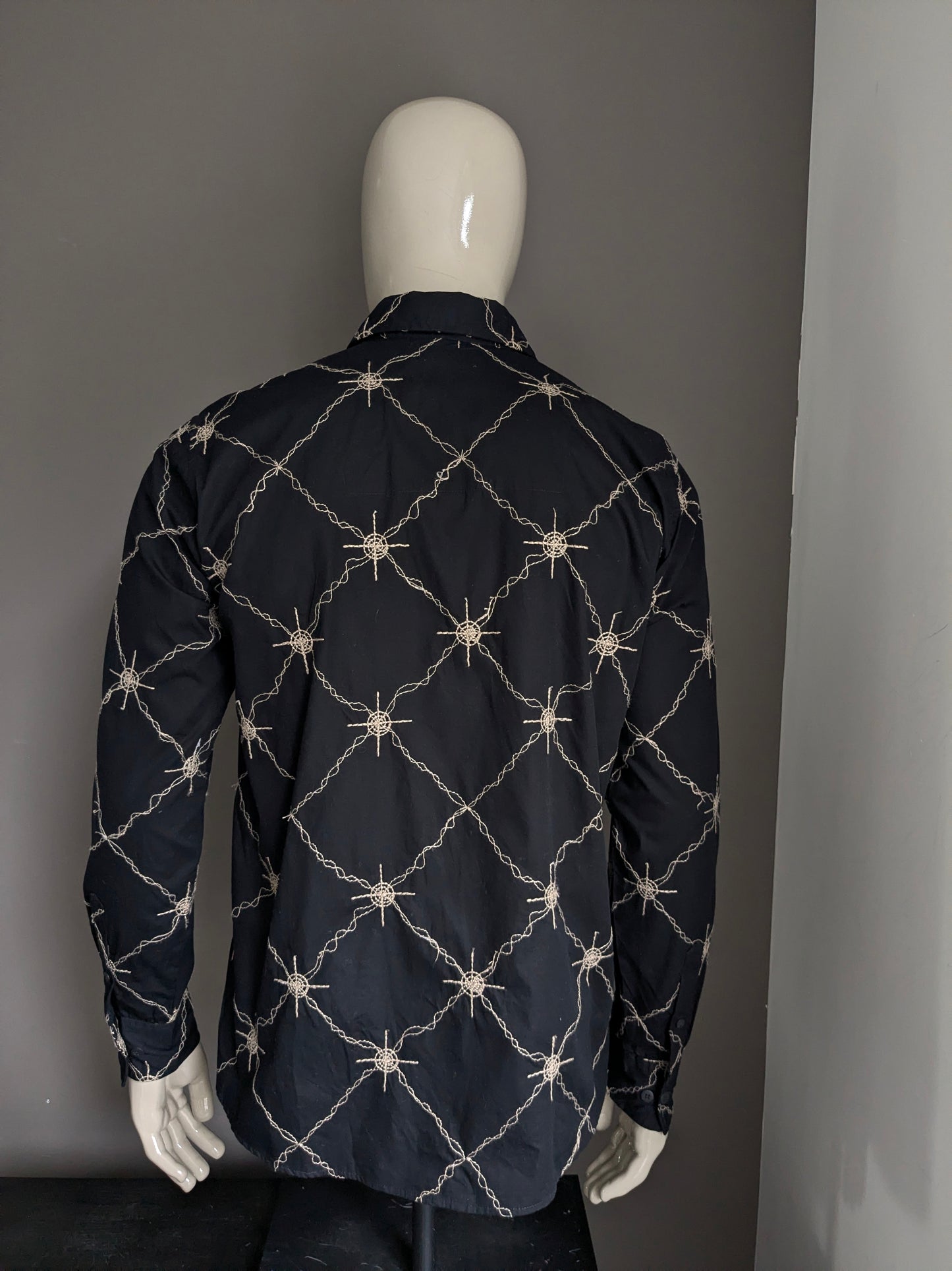 Chemise vintage Berto Lucci. Noir avec une application brodée. Taille M / L.