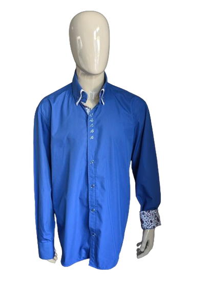 Doramafi shirt with double collar. Blue with square buttons. Size XXL.