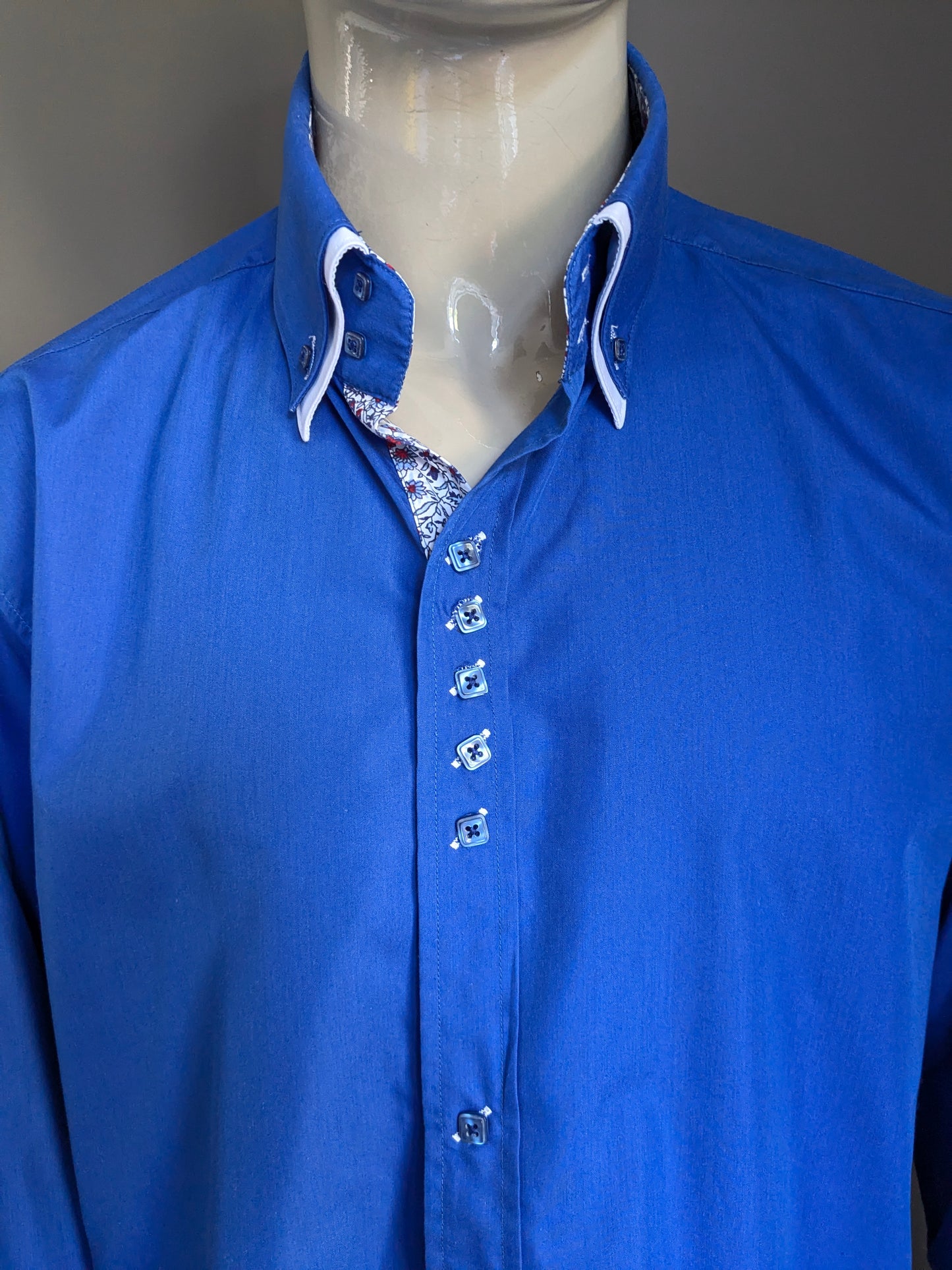 Doramafi shirt with double collar. Blue with square buttons. Size XXL.