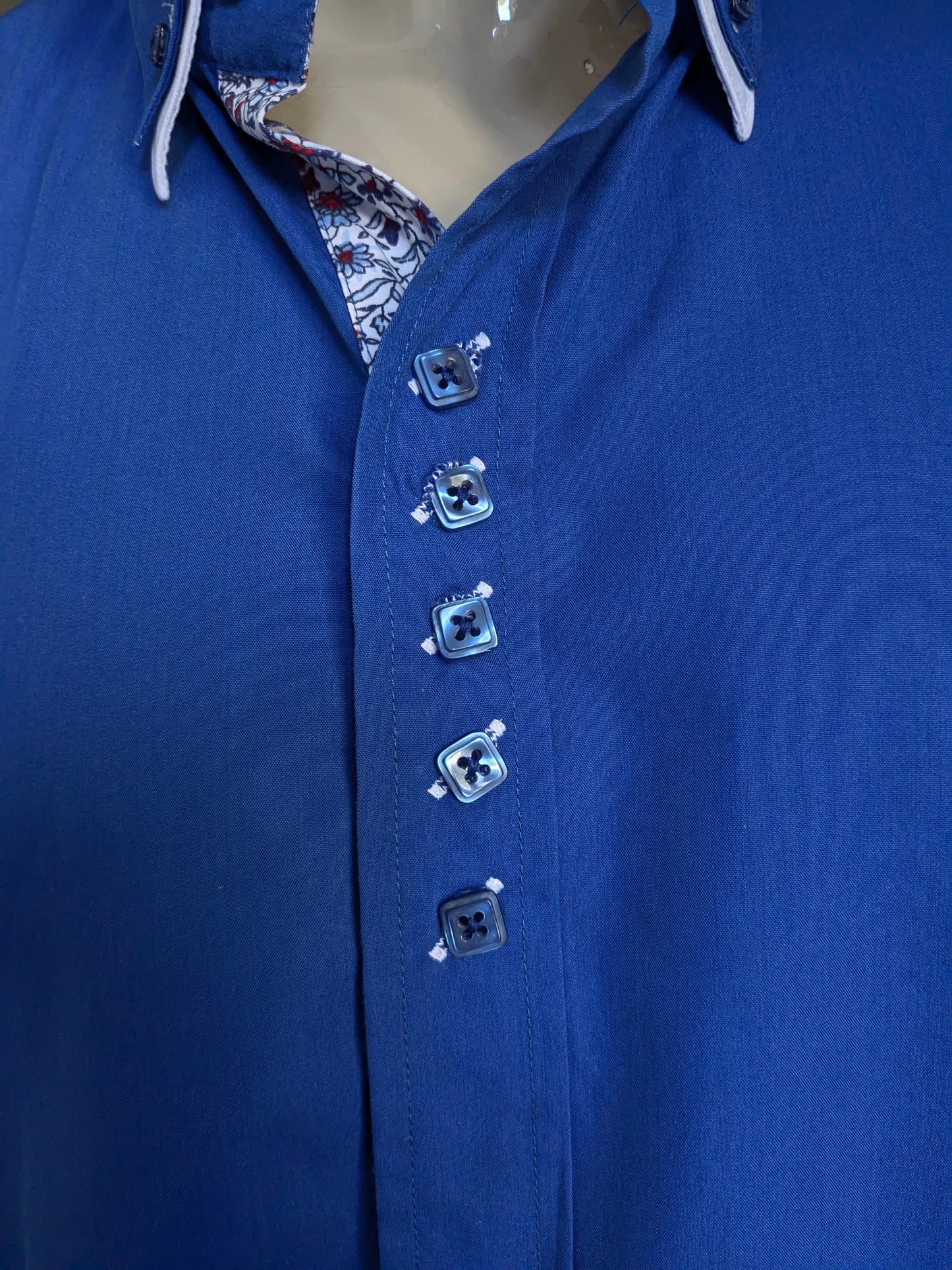 Doramafi shirt with double collar. Blue with square buttons. Size XXL.