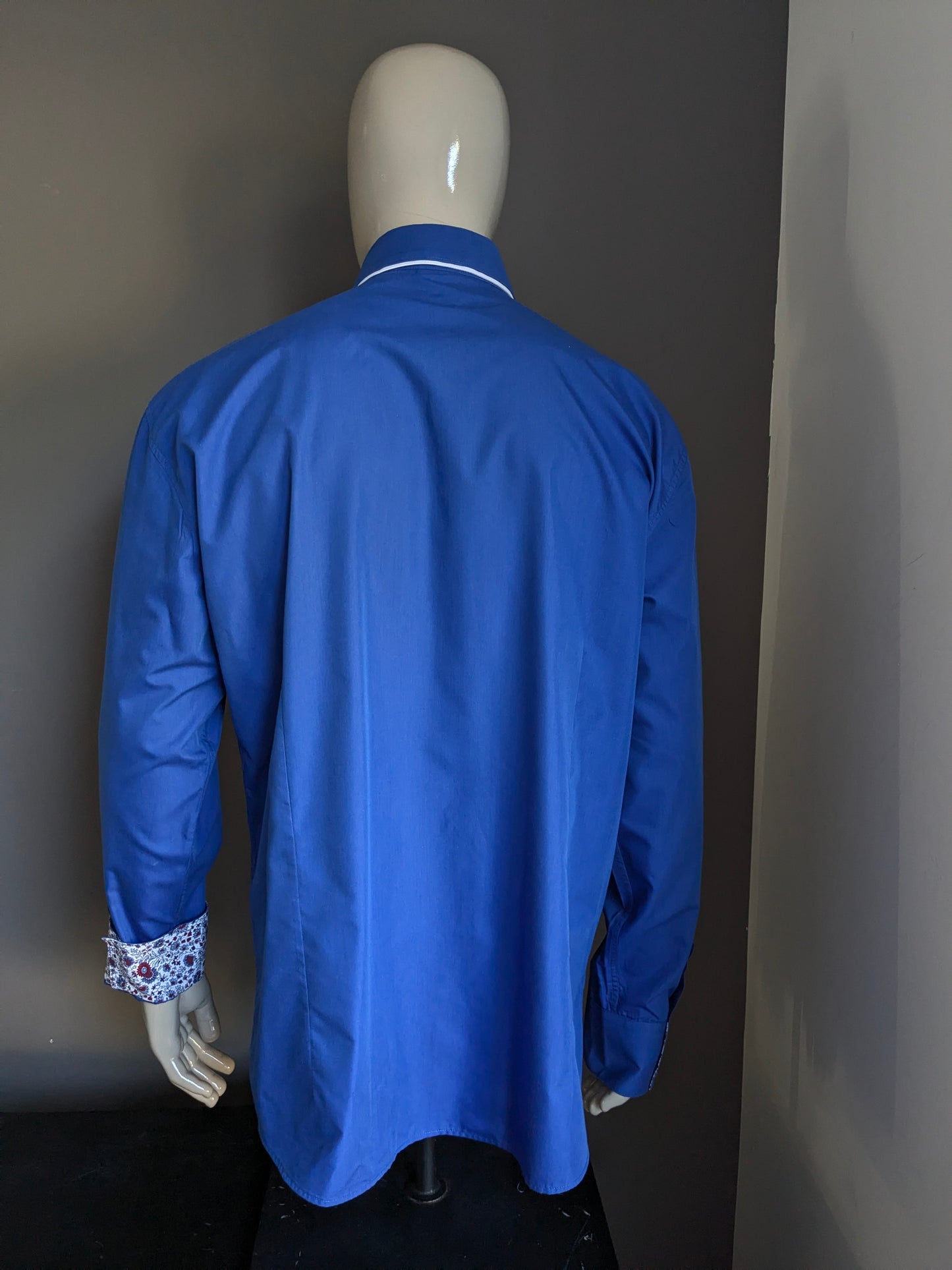 Doramafi shirt with double collar. Blue with square buttons. Size XXL.