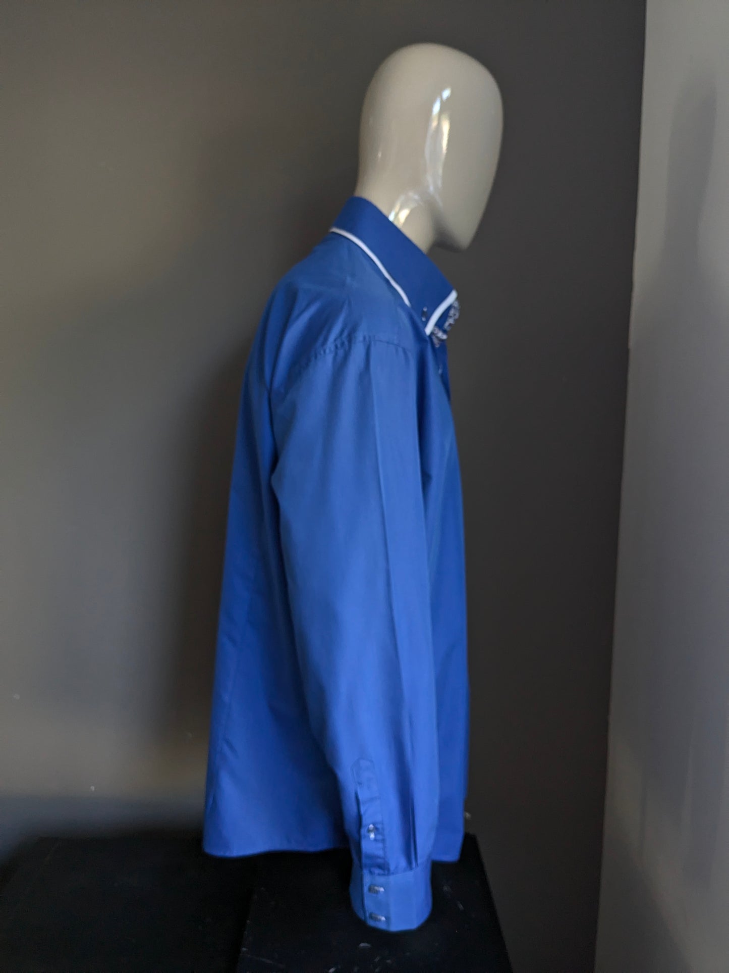 Chemise Doramafi avec double col. Bleu avec des boutons carrés. Taille xxl.