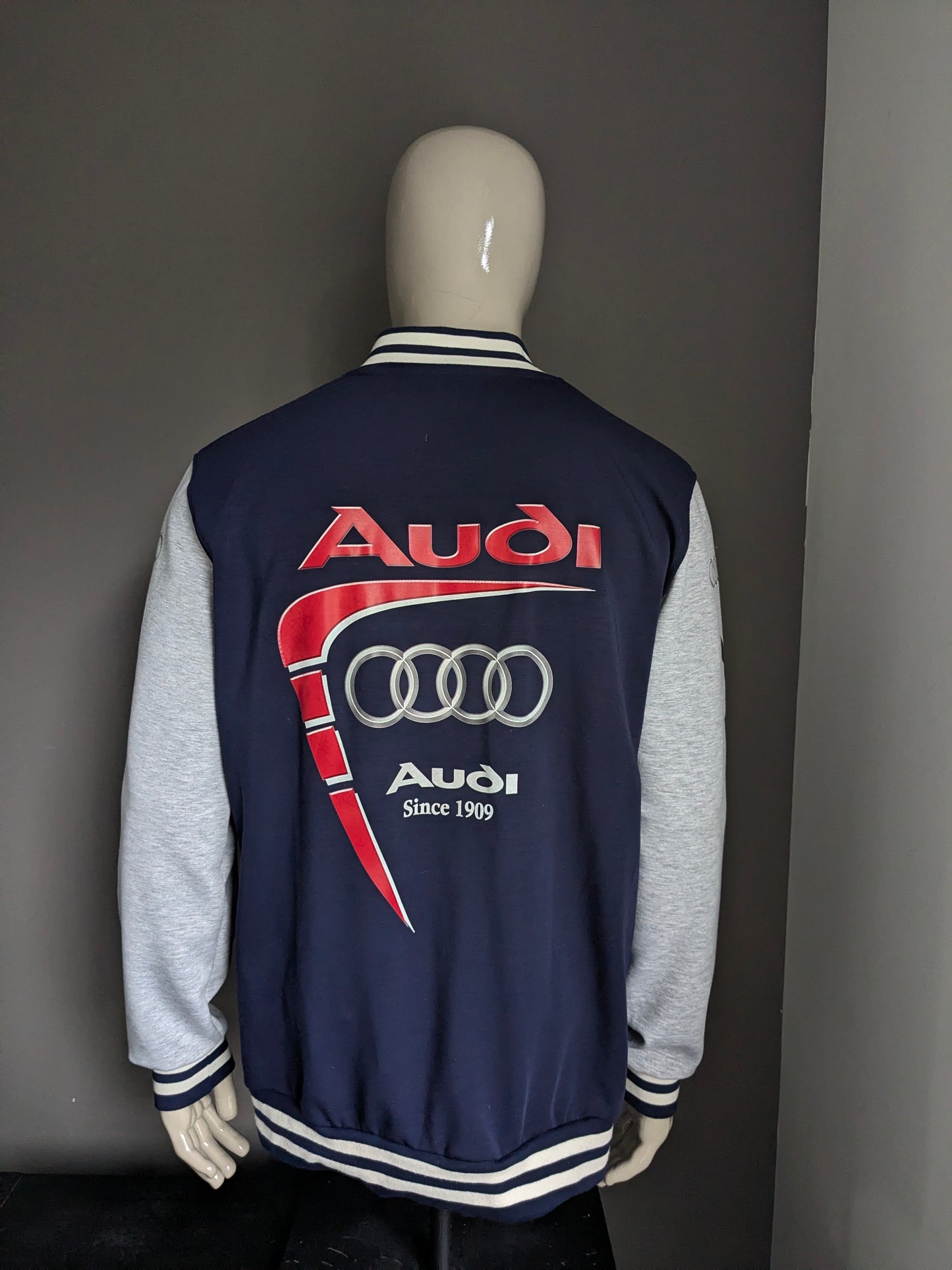 B choice: Audi College Jack / Jacket. Blue gray with applications. Size XL. Mist upper sneak.