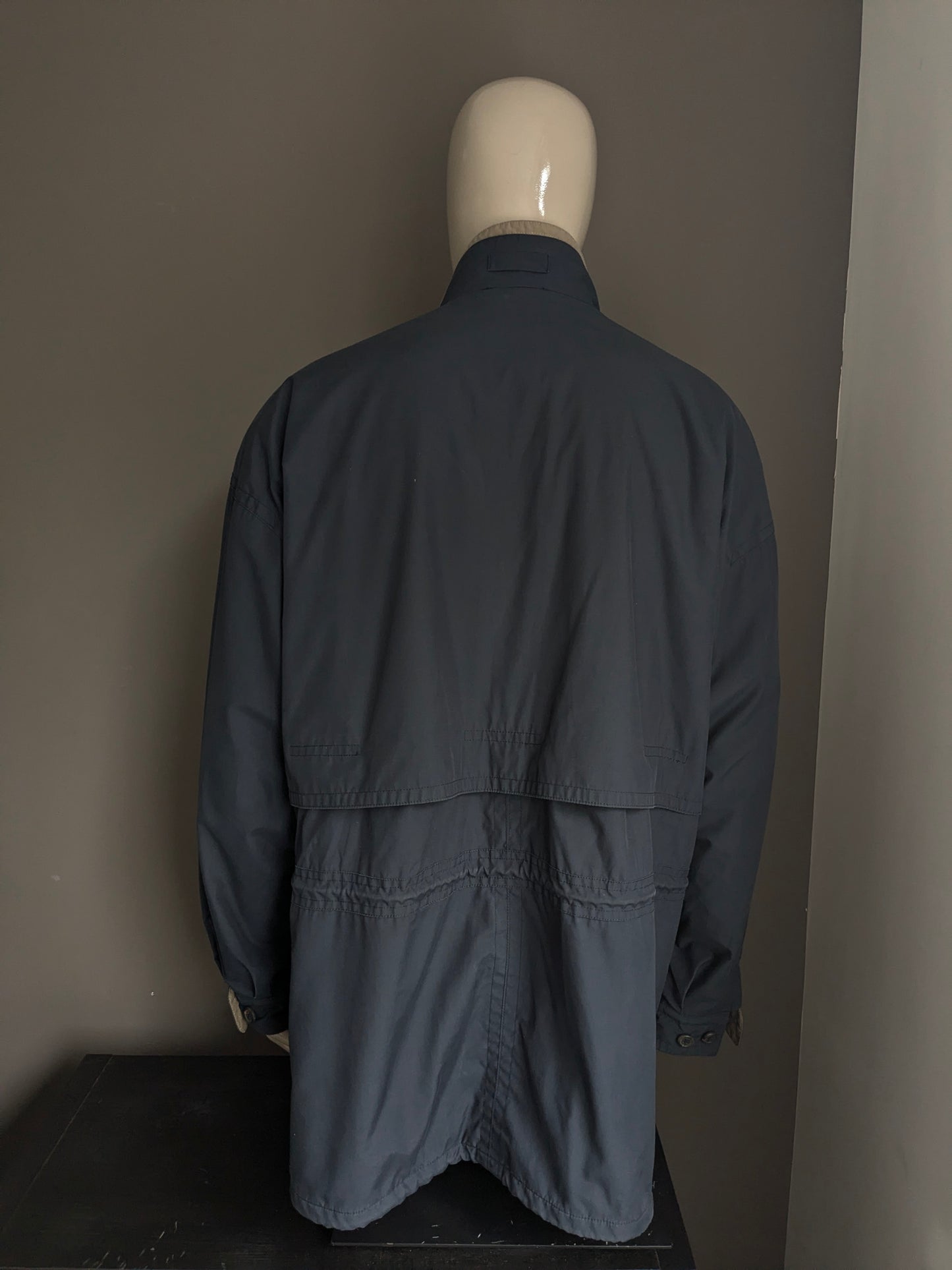 Wellington or Billmore winter coat. Dark blue colored. Double closure. Size 4XL / XXXXL.