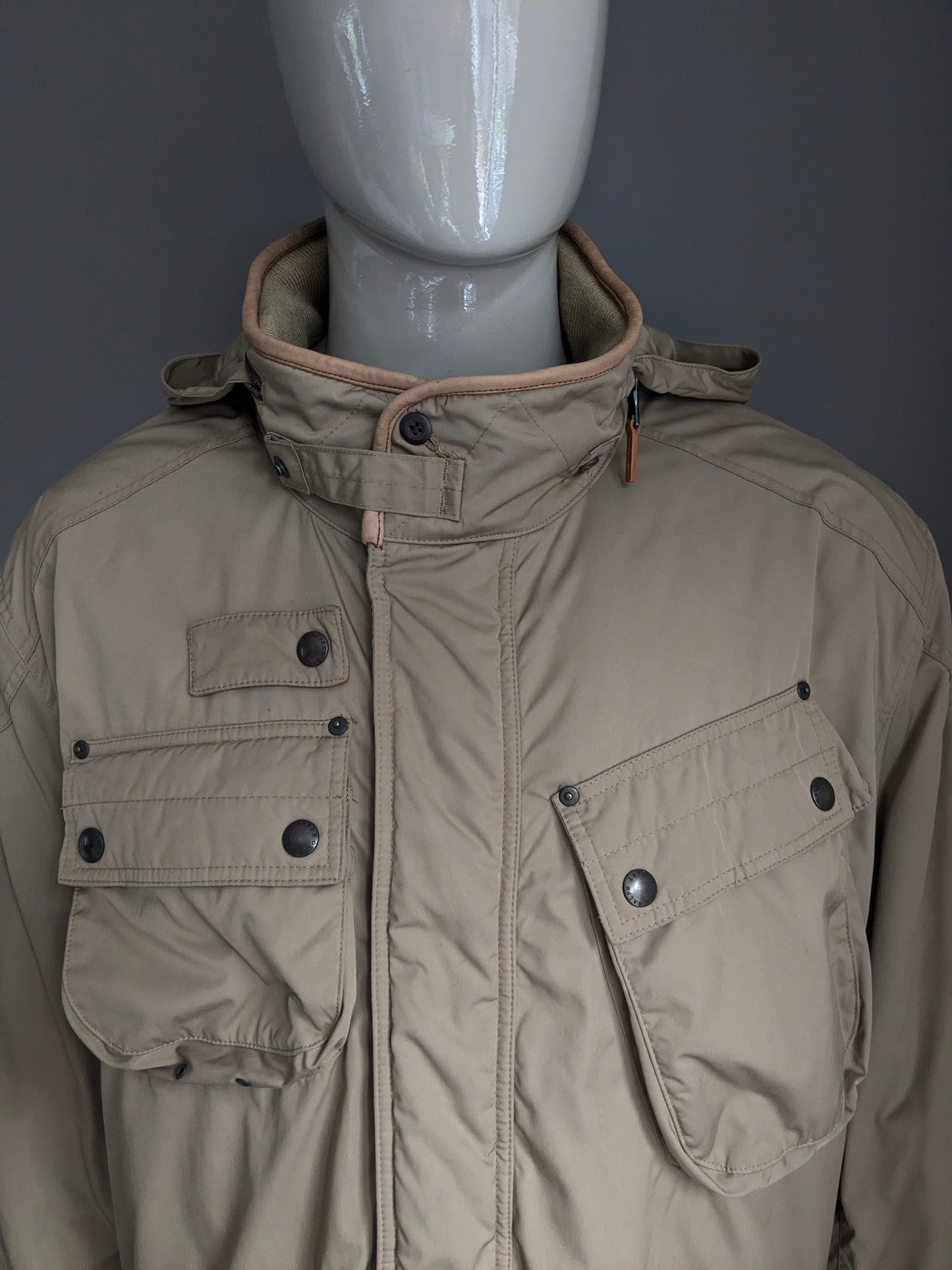 Polo Ralph Lauren winterjas. Beige gekleurd. Dubbele sluiting en verborgen capuchon. Maat 3XLB Big.