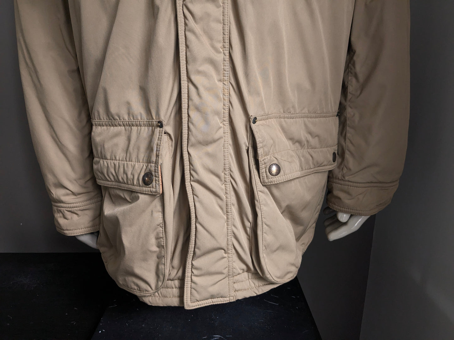 Polo Ralph Lauren winterjas. Beige gekleurd. Dubbele sluiting en verborgen capuchon. Maat 3XLB Big.