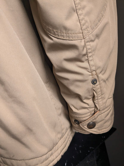 Polo Ralph Lauren winterjas. Beige gekleurd. Dubbele sluiting en verborgen capuchon. Maat 3XLB Big.