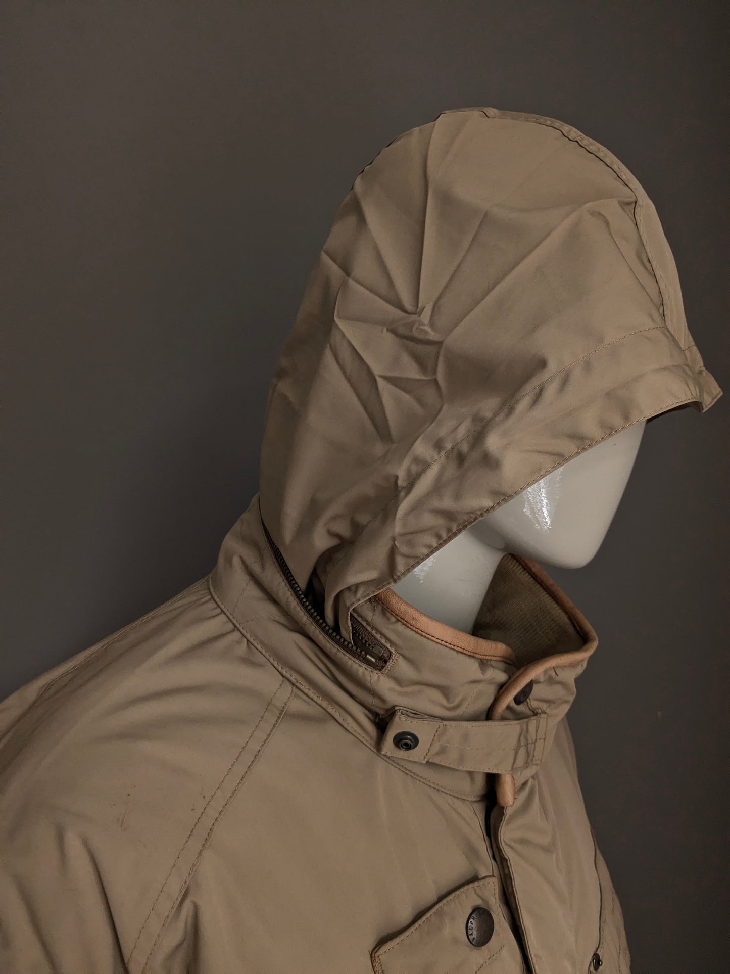 Polo Ralph Lauren winterjas. Beige gekleurd. Dubbele sluiting en verborgen capuchon. Maat 3XLB Big.