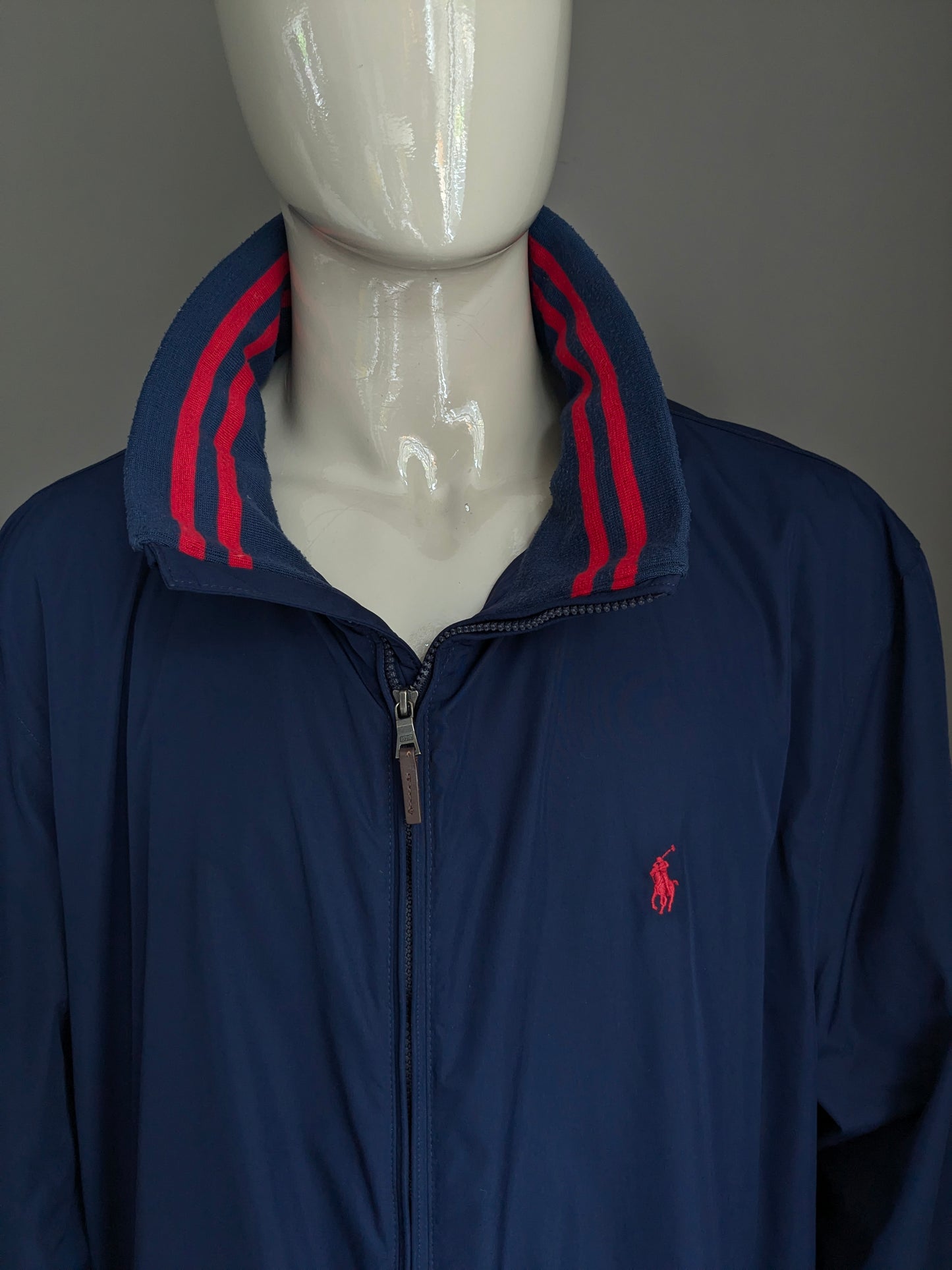 Polo Ralph Lauren entre la veste / la veste. Bleu foncé coloré avec une capuche cachée. Taille 3xlt Tall.