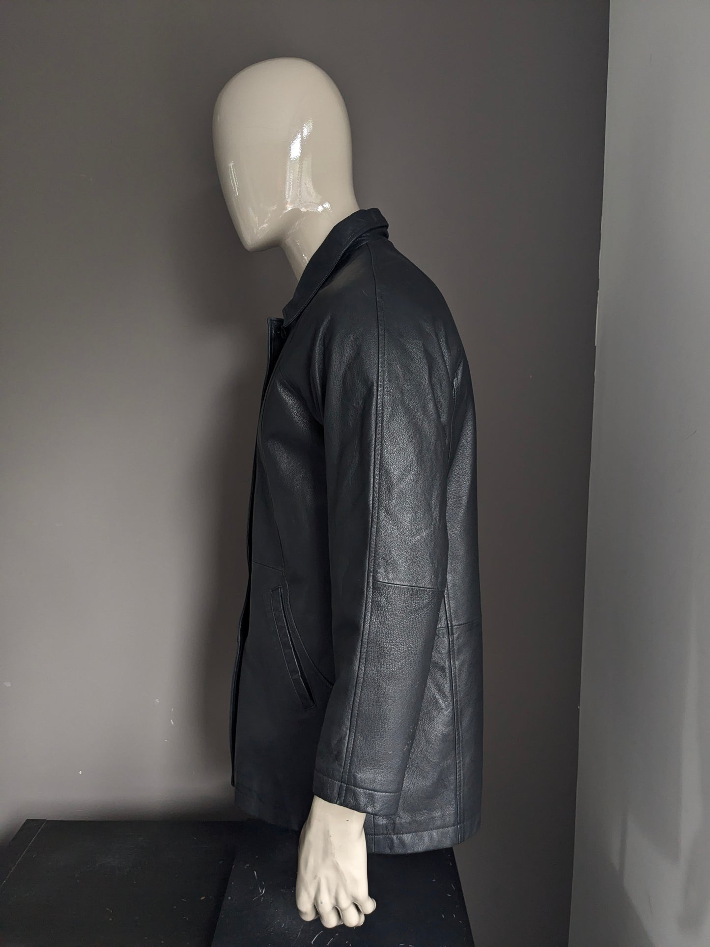 Veste en cuir Donna D avec fermeture éclair et fermeture de bouton. Couleur noire. Taille L.