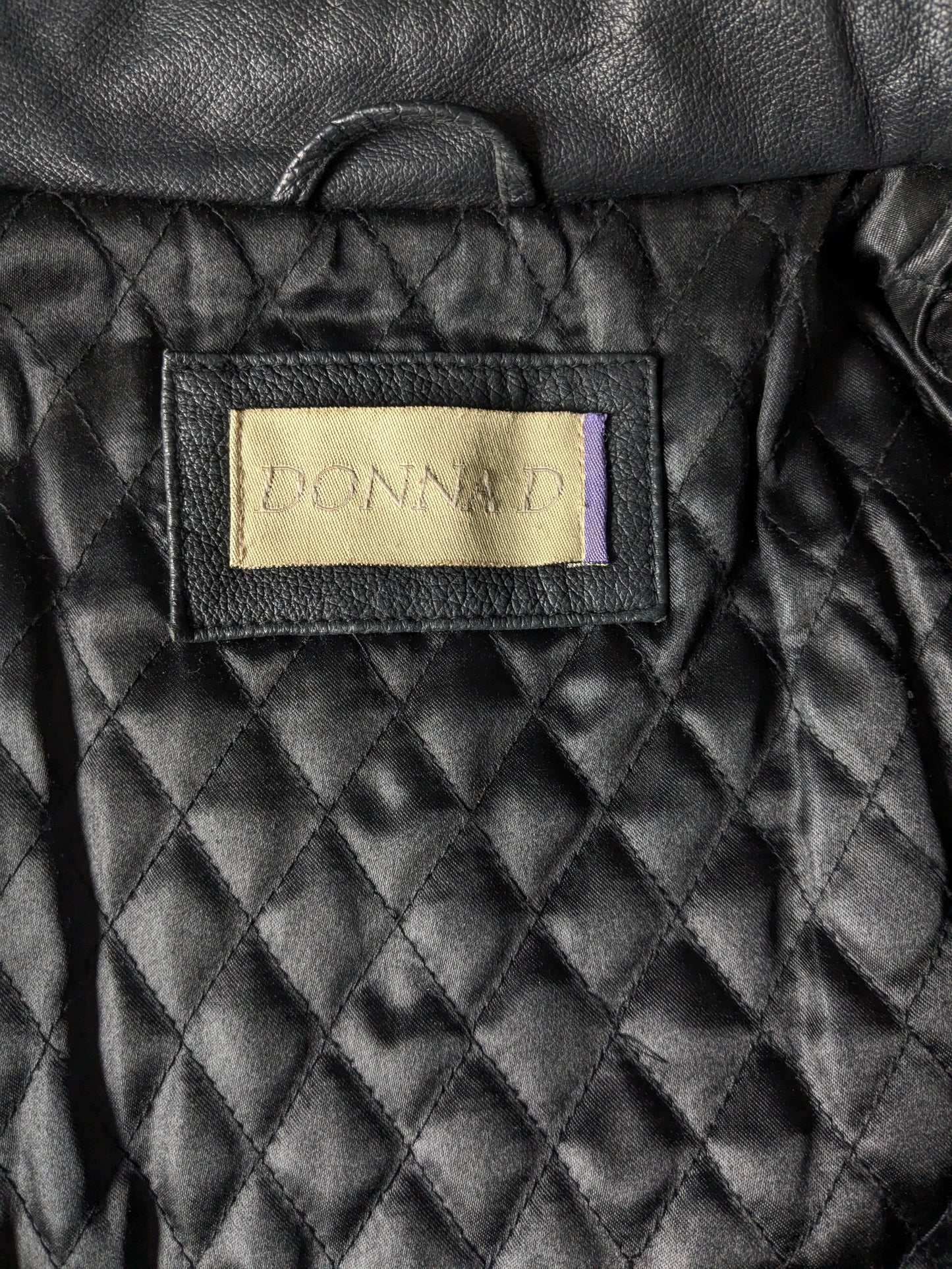 Donna d Lederjacke mit Reißverschluss und Knopfverschluss. Schwarz gefärbt. Größe L.