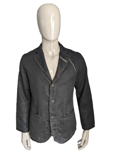 Jacket de chaqueta GX3. Color marrón oscuro con aplicaciones y hermosos botones. Tamaño L.