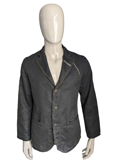 Jacket de chaqueta GX3. Color marrón oscuro con aplicaciones y hermosos botones. Tamaño L.